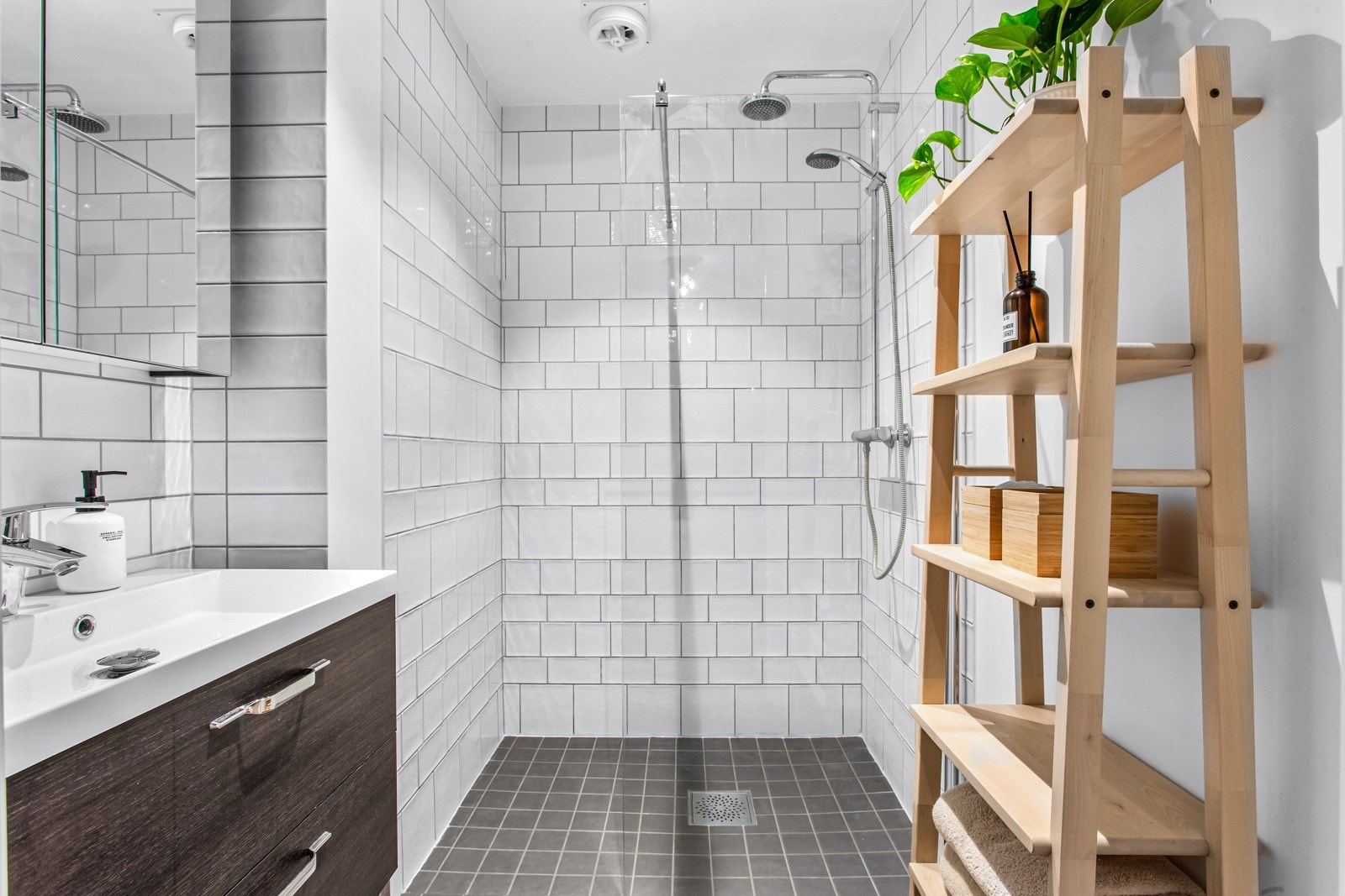 Pent og moderne baderom pusset opp i 2016. Badet er innredet med dusjnisje med glassvegg, vask med skuffeseksjon, speilskap Galleribilde