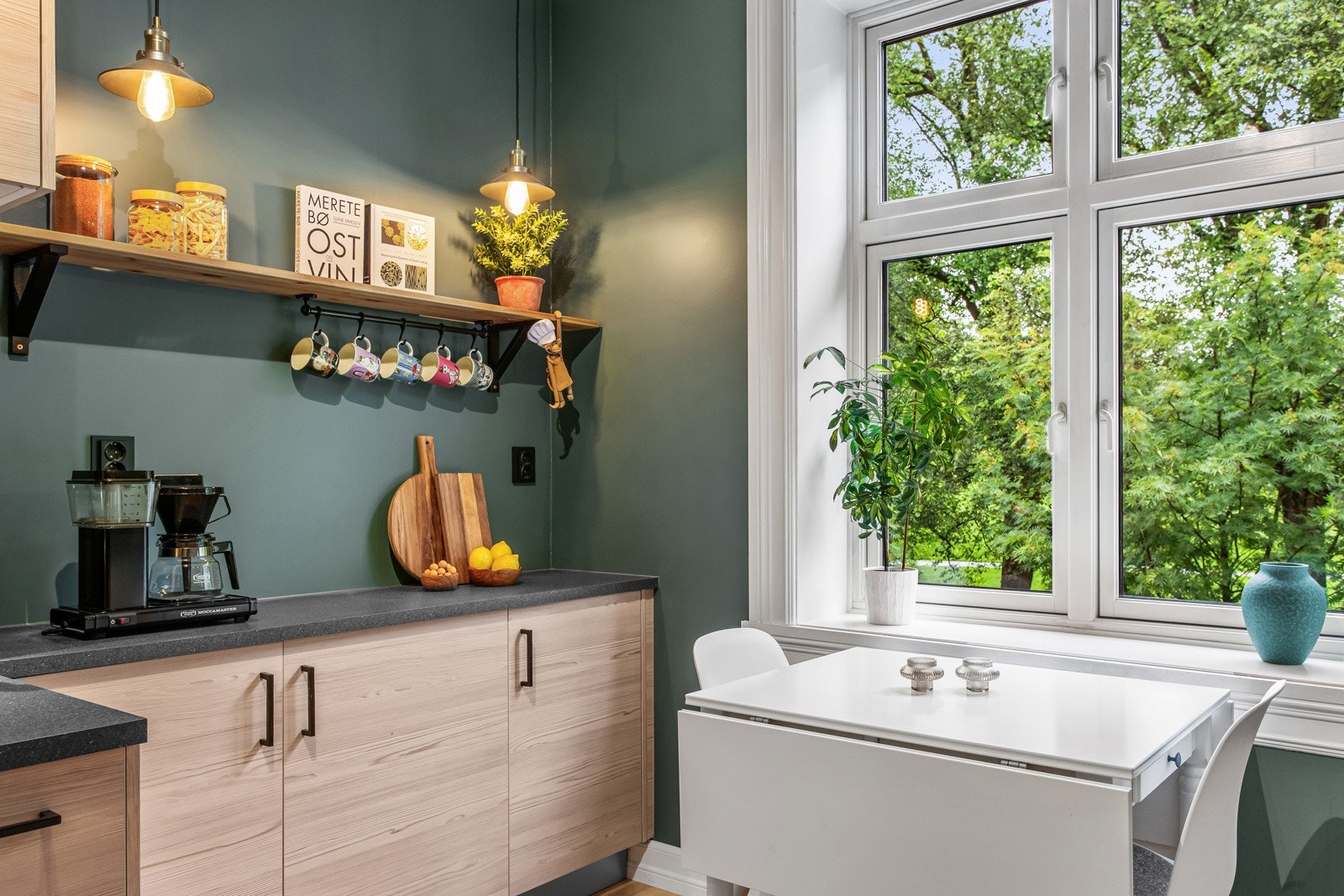 Kjøkkenet ligger praktisk i eget rom og har en liten kaffe-krok med plass til et frokostbord ved vinduet. Galleribilde