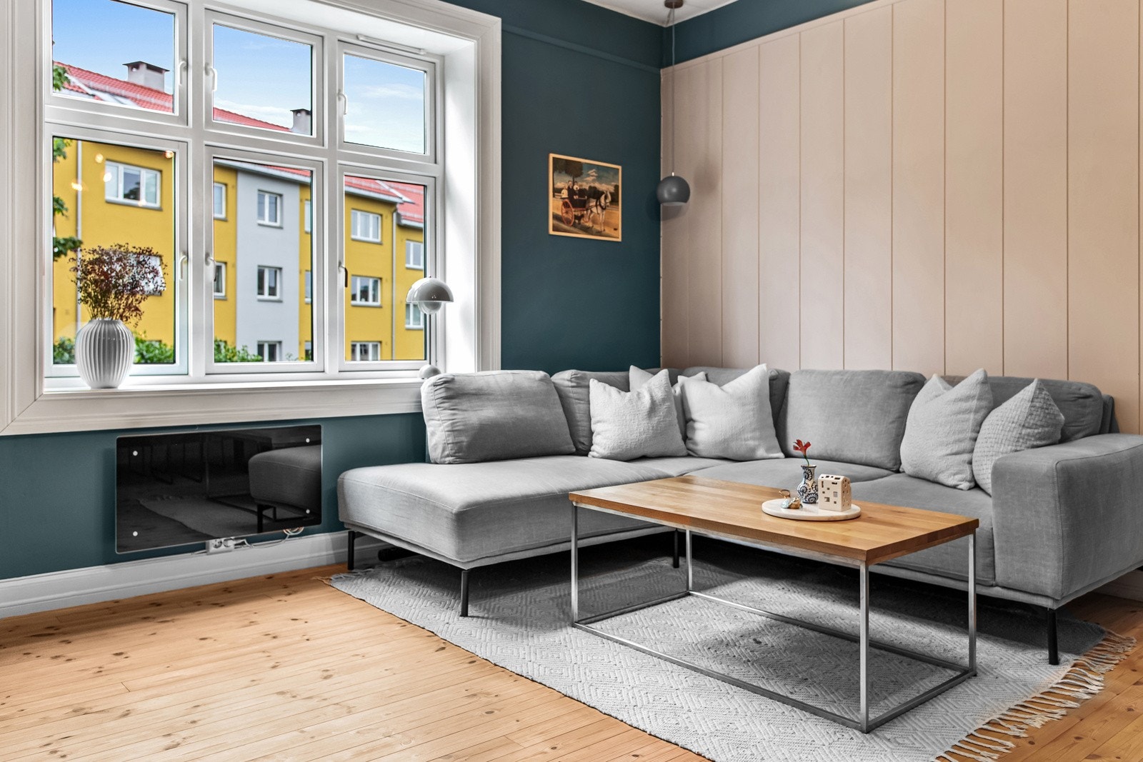 I stuen er det god plass til større hjørnesofa med tilhørende mediemøbler. Galleribilde