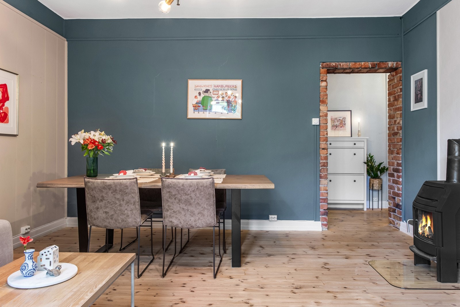 Det er plass til større spisebord i stuen. Galleribilde
