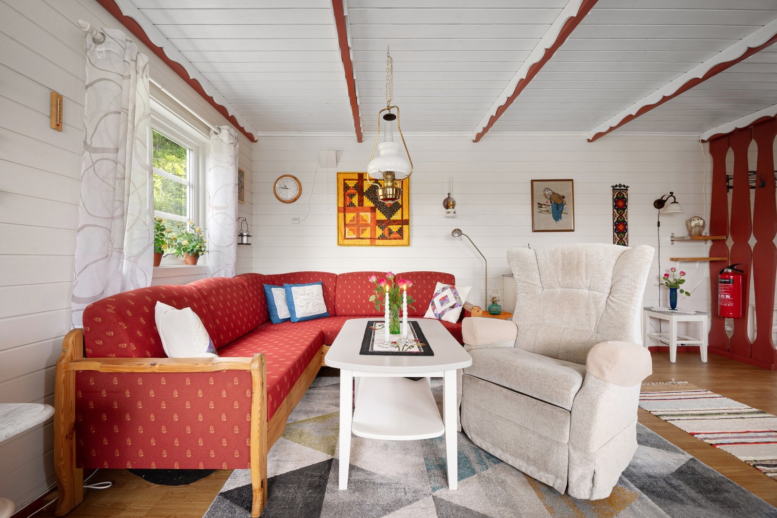 Lys og fin stue med fint innslipp av dagslys Galleribilde