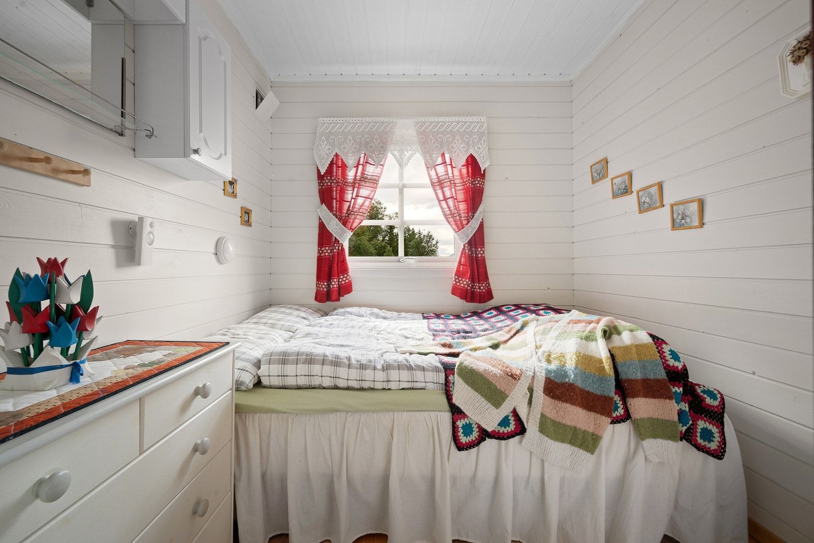 Hytta har to soverom, det ene innredet med en stor dobbeltseng Galleribilde