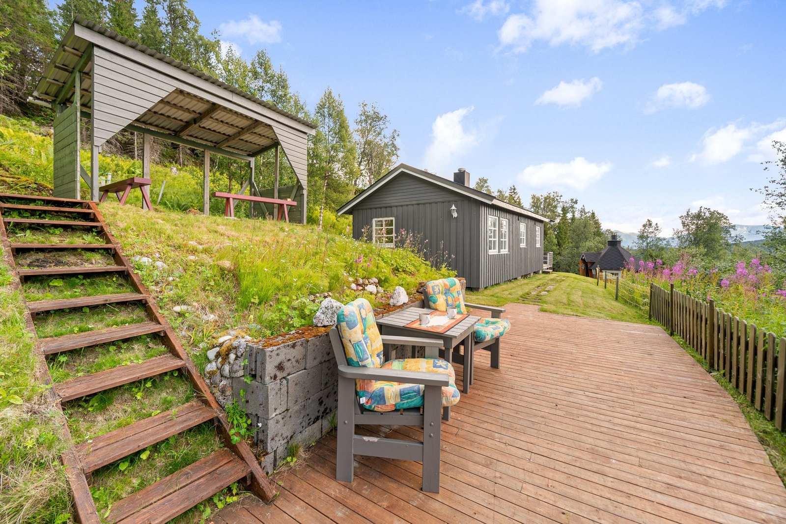 Meget pent opparbeidet uteområde, med flere plattinger og sittegrupper Galleribilde