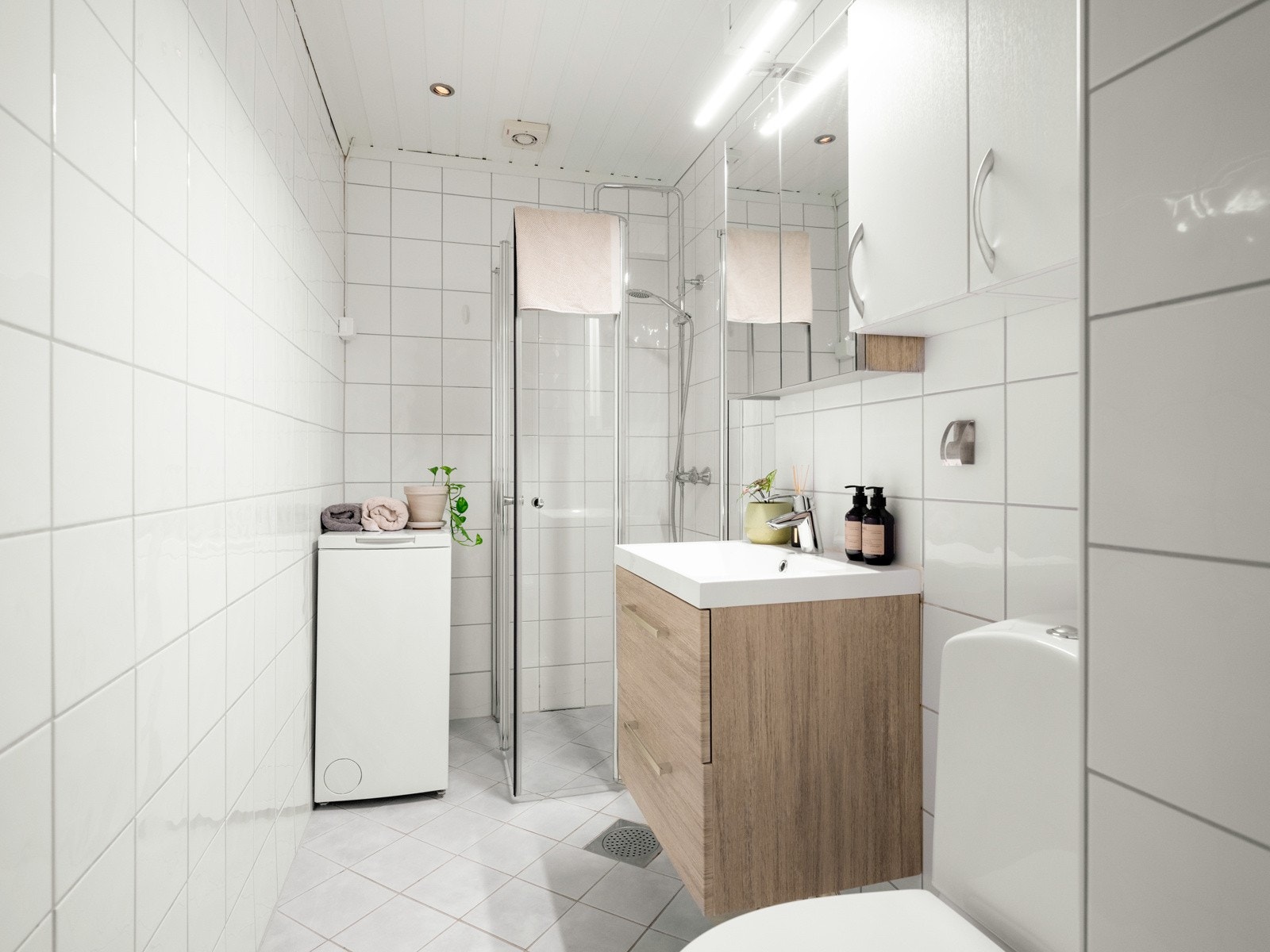 Leiligheten har et pent flislagt bad. Det er plass og opplegg for vaskemaskin. Galleribilde