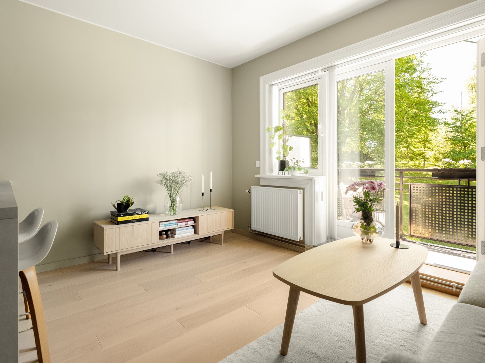 I stuedelen er det god plass til sofa og TV-benk. Her er det store vinduer og brede vinduskarmer, akkurat som vi liker i gamle leiligheter. Galleribilde