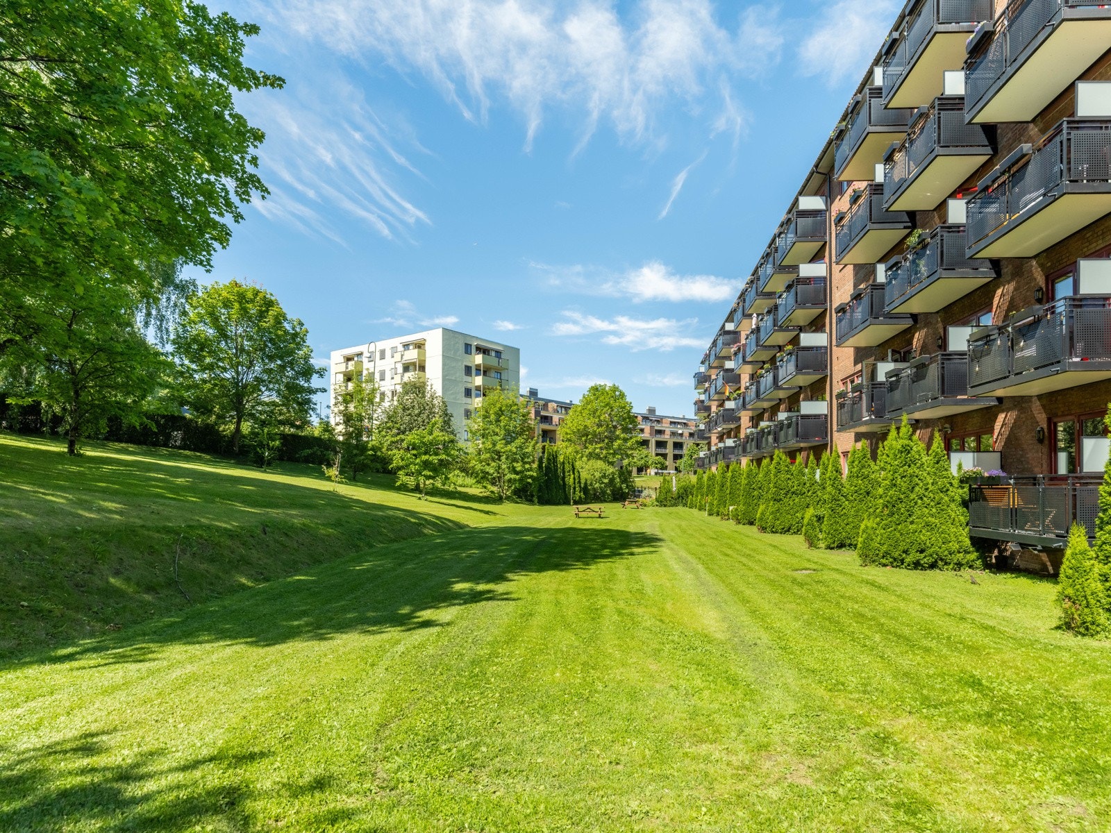 Borettslaget ligger i et rolig og avskjermet boligområde på Bjølsen mellom Nydalen og Sagene, omkranset av frodige grøntarealer. Galleribilde