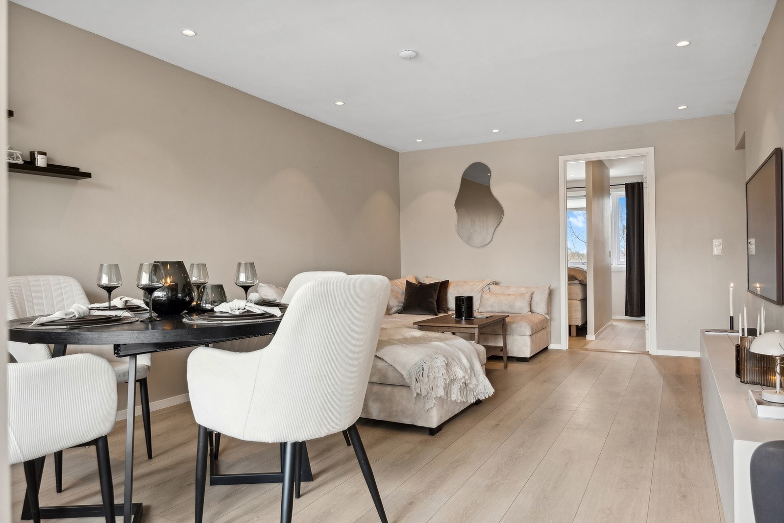 Leiligheten er påkostet med downlights i tak og behagelig gulvvarme i alle rom. Galleribilde