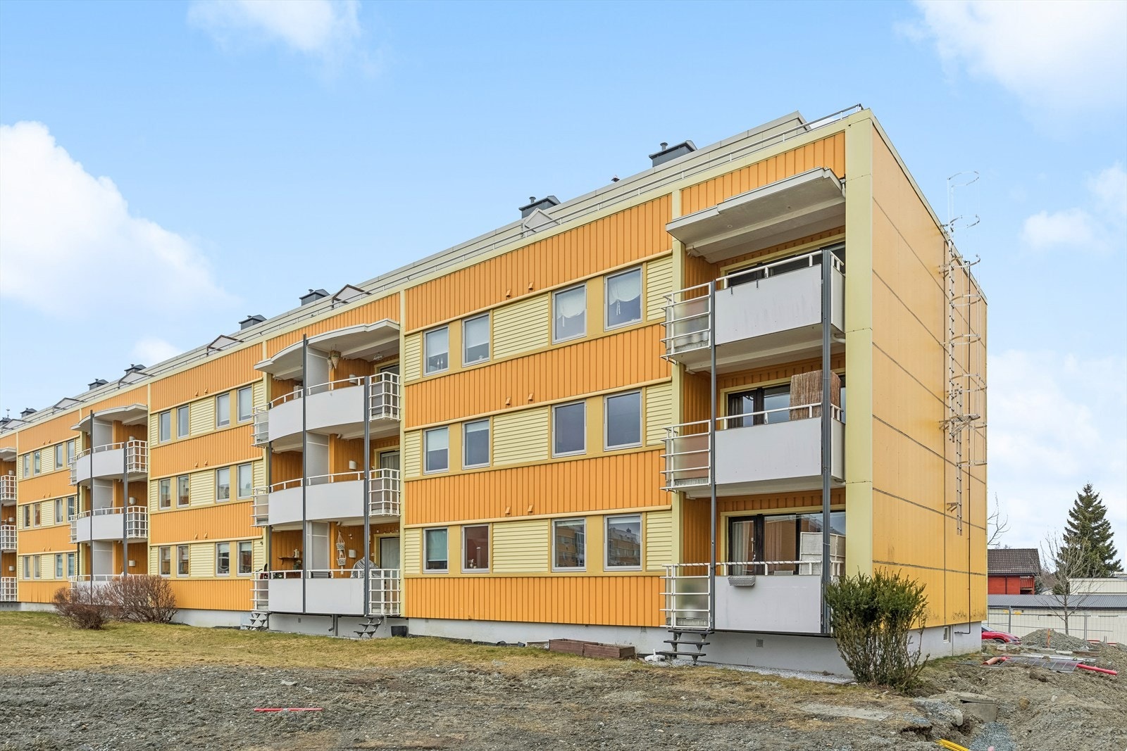 Godt vedlikeholdt fasade. Boligen disponerer 3 boder i kjeller. Galleribilde