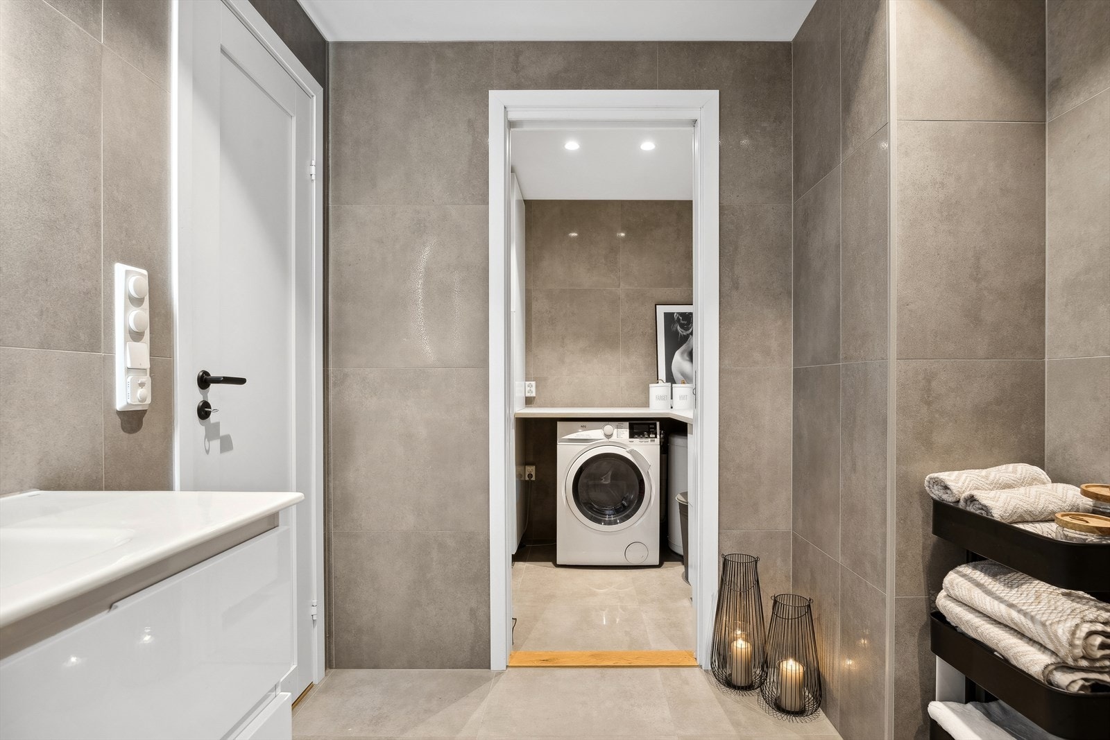 Fra badet har man tilgang til praktisk vaskerom på 3,5kvm Galleribilde