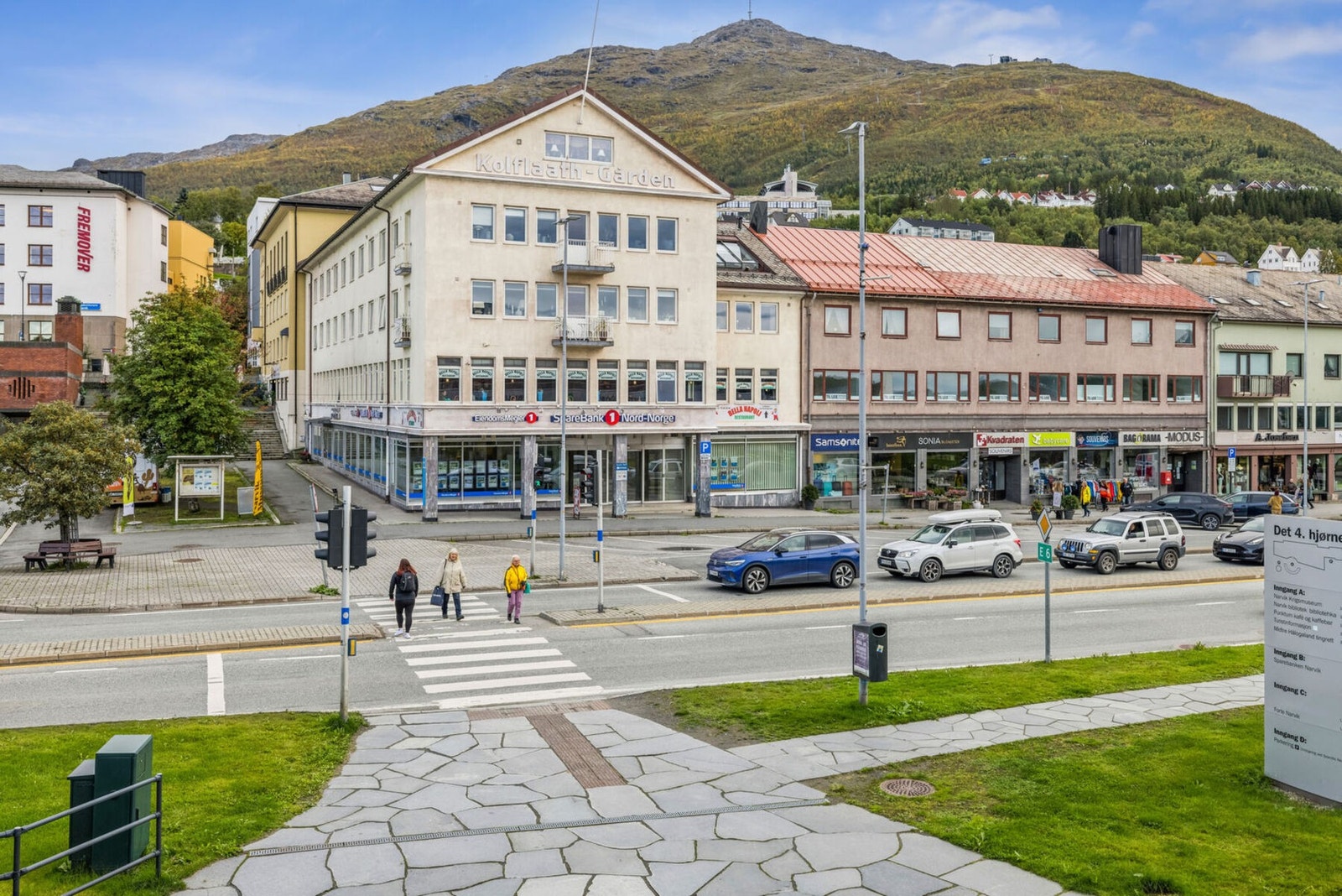 Leiligheten ligger i "Kolflaath gården" midt i Narvik sentrum, og befinner seg i 4.etasje. Inngang Kongens gate og fra Torgsvingen. Det er heis i bygningen. Galleribilde