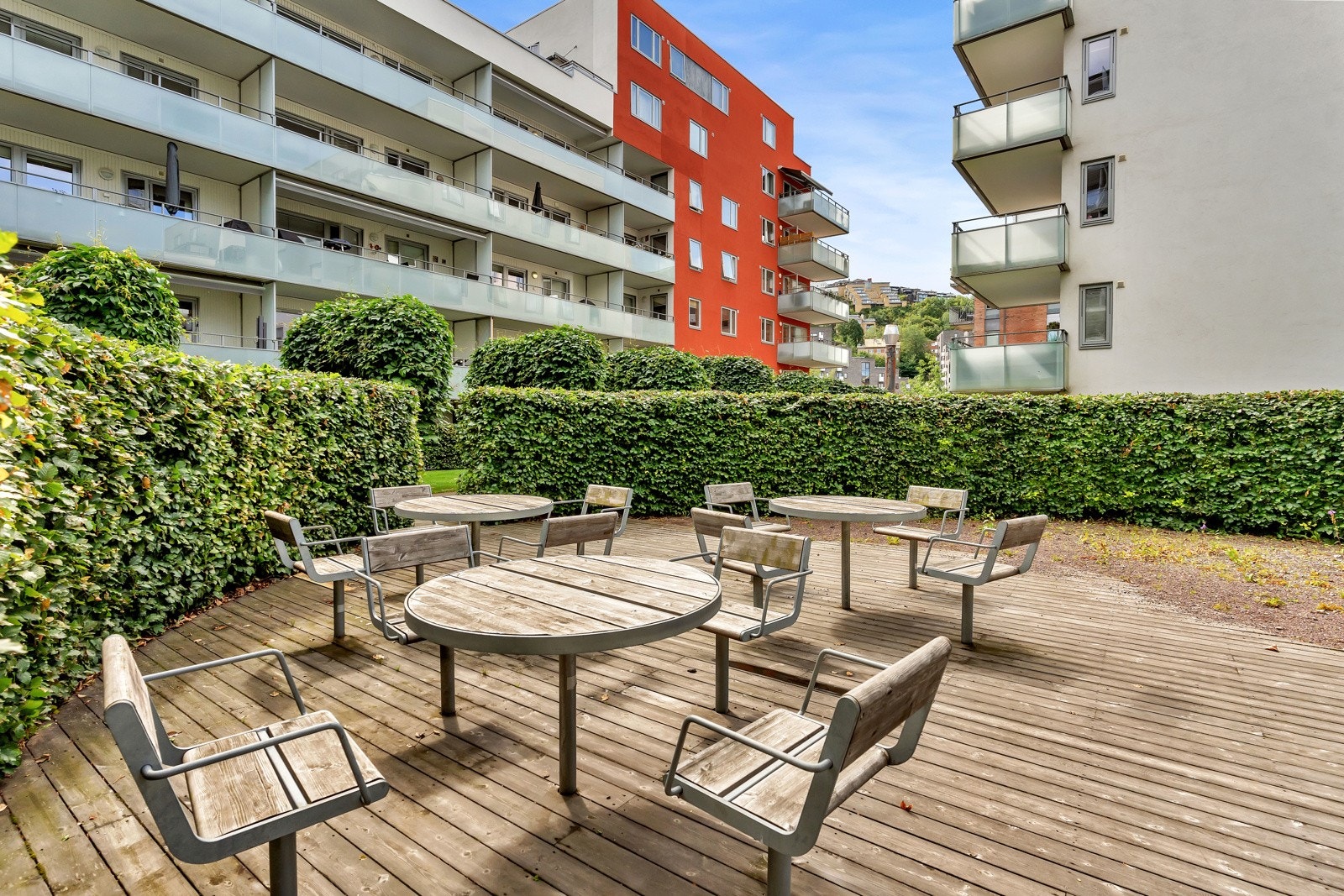 Pent opparbeidet bakgård med flere sittegrupper. Galleribilde