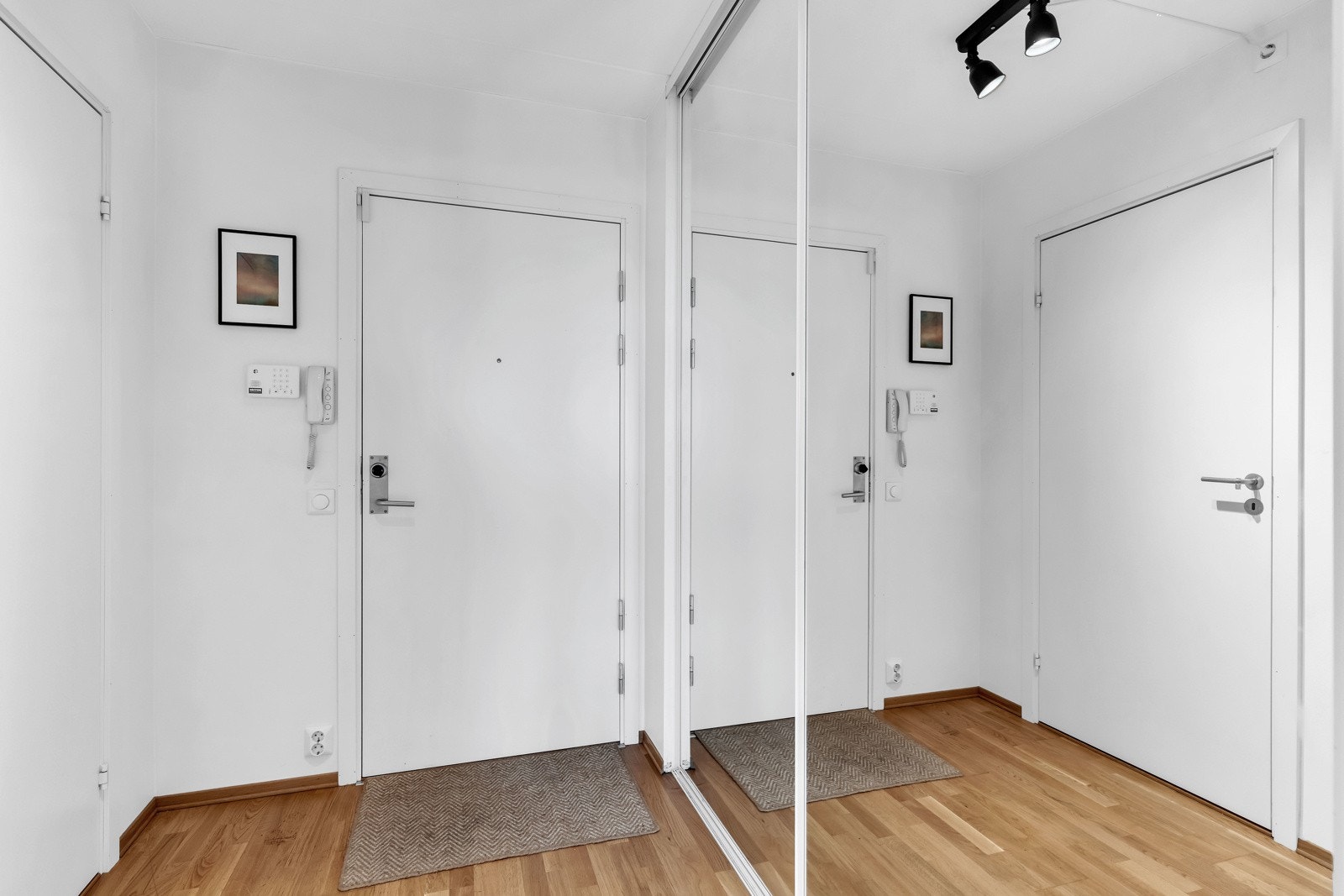 Elfa skyvedørsgarderobe med innredning i entrè. Galleribilde