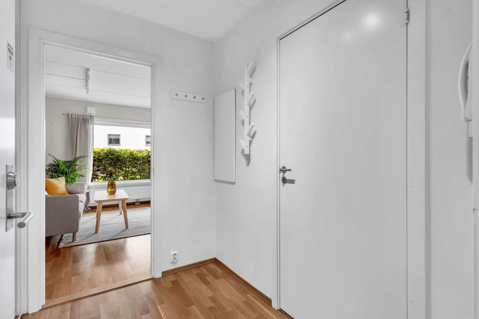 Stor og romslig entré/hall med god plass til oppbevaring av yttertøy og sko. Galleribilde