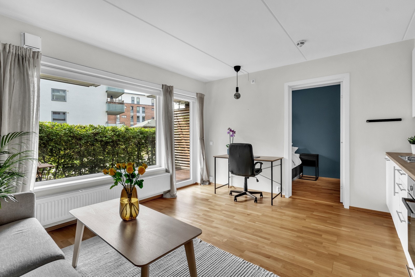 Store vindusflater i stuen sørger for rikelig inslipp av naturlig dagslys. Galleribilde