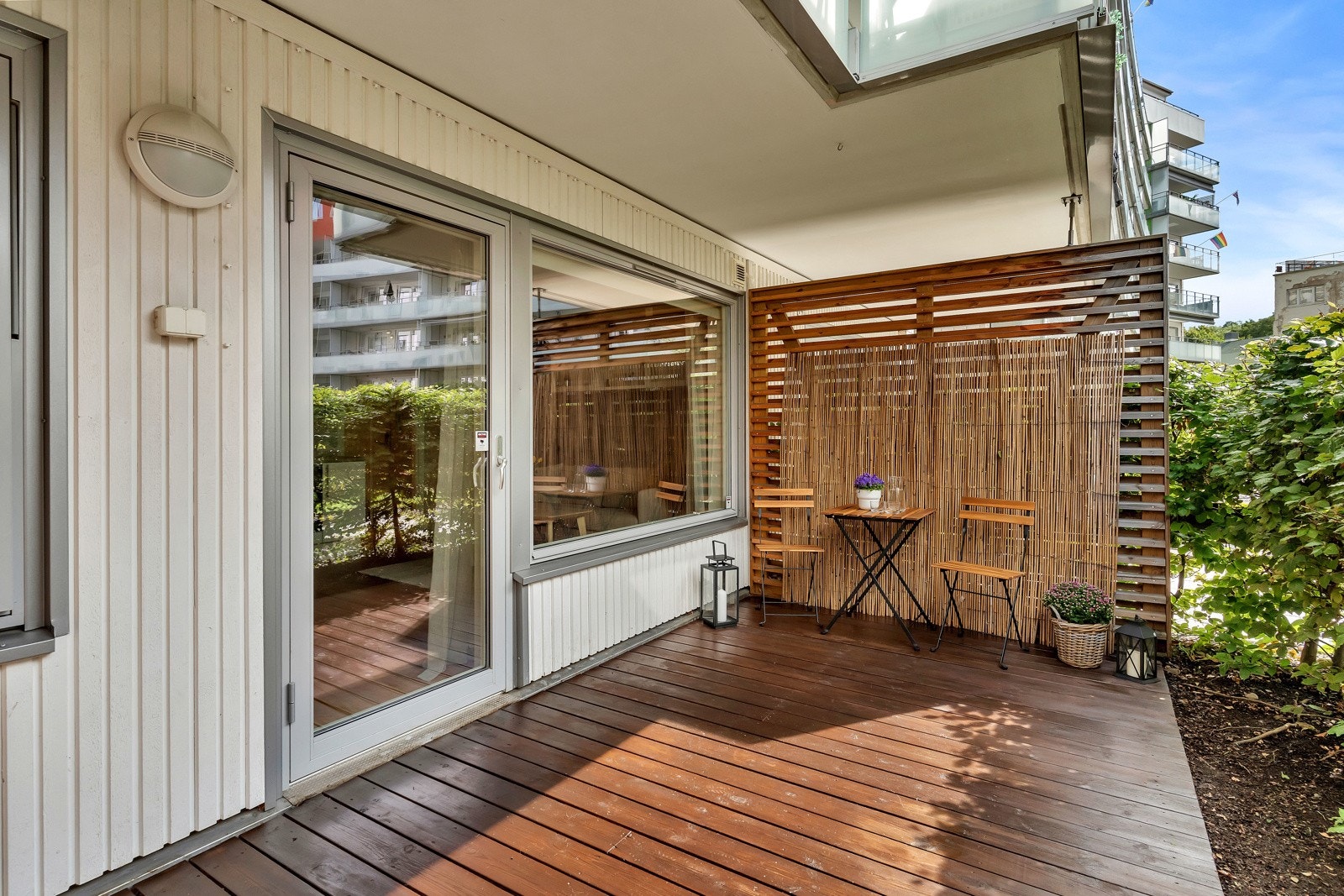 Velkommen ut til den solrike terrassen på hele 11 kvm, nybeiset i 2024. Galleribilde