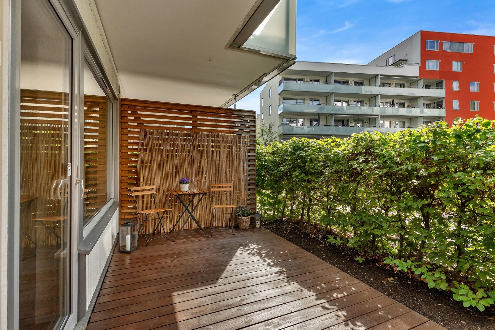 Terrassen er utstyrt med utelys og stikkontakter. Her har du sol fra ca. kl 08:20 - 18:20 på sommerstid. Galleribilde