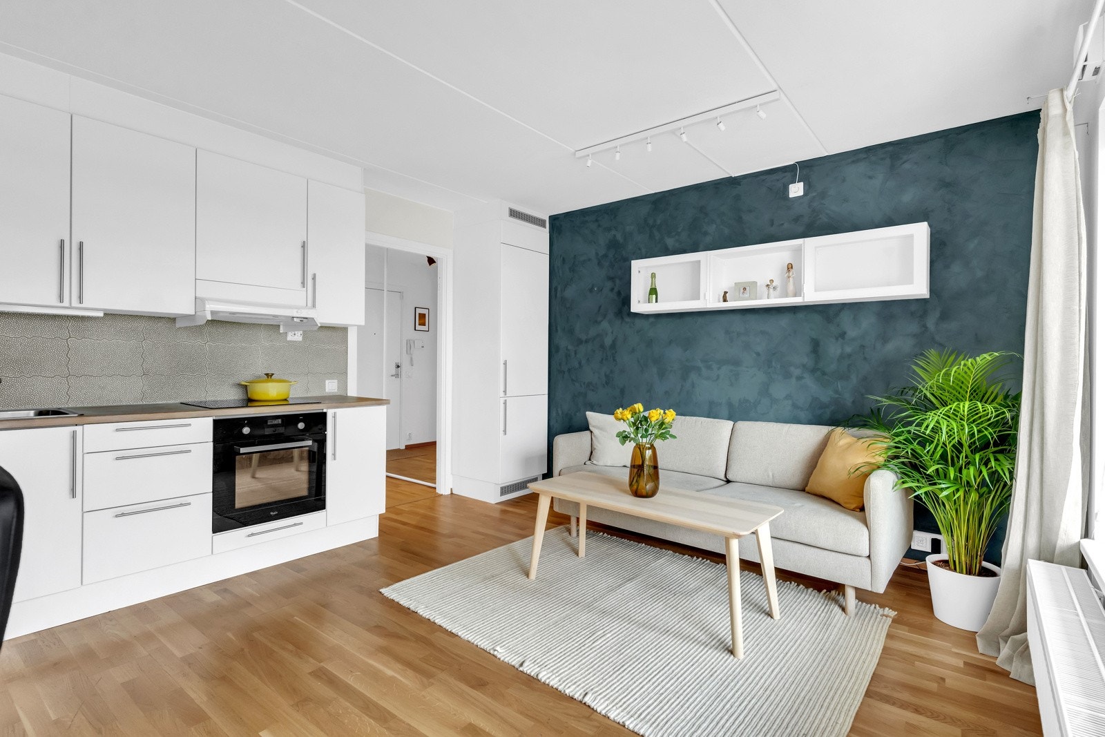 Takhøyden i stuen er målt til 2,47 meter, som kombinert med store vindusflater, gir en god romfølelse. Galleribilde