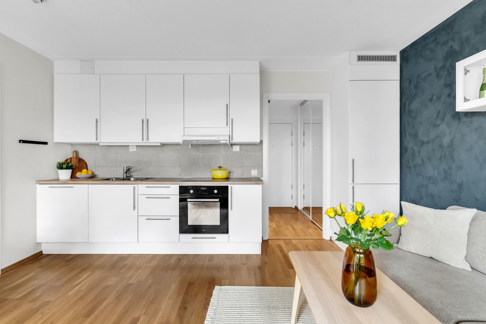 Aubo kjøkkeninnredning med glatte fronter og heltre benkeplater. Galleribilde