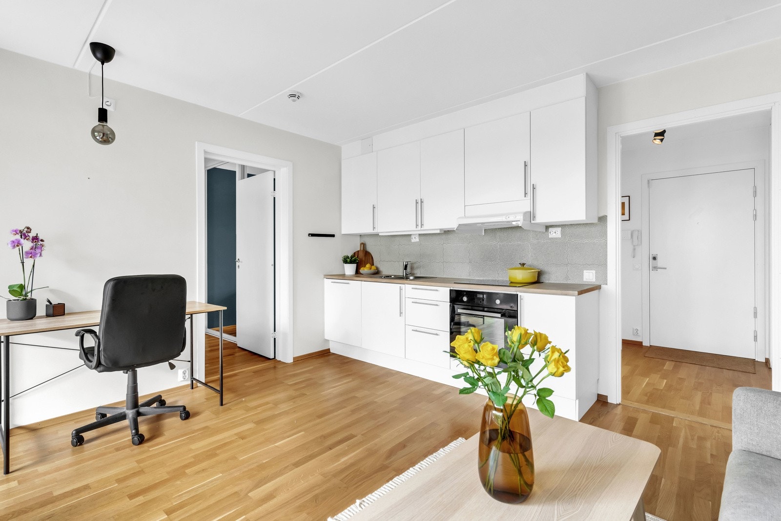 Leiligheten har åpen stue- og kjøkkenløsning. Galleribilde