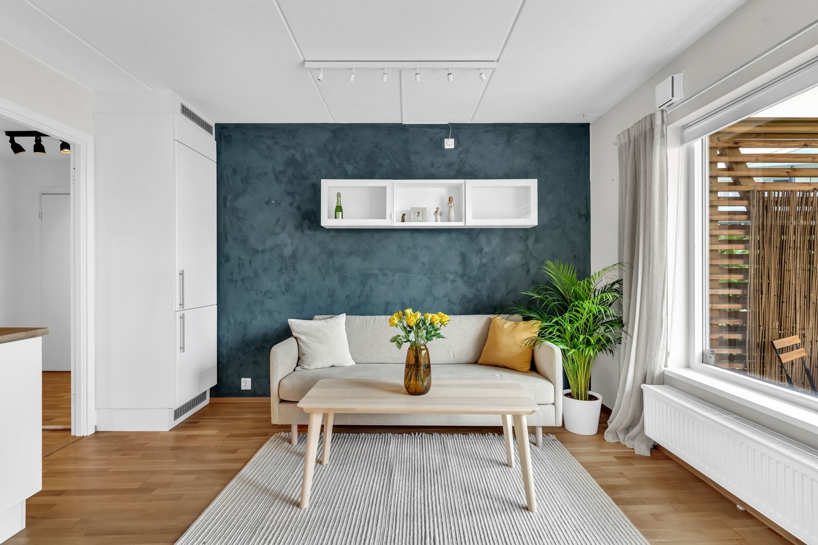 Velegnet plass til sofa, sofabord og mediemøblement. Galleribilde