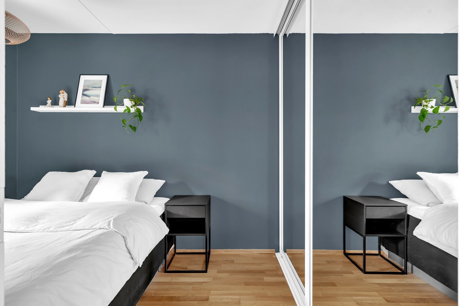 Stor speilbelagt skyvedørsgarderobe gir gode oppbevaringsmuligheter. Galleribilde