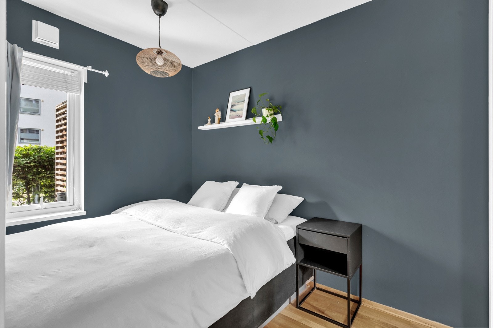 Soverommet vender mot bakgård og er malt i tidsrikte farger. Galleribilde