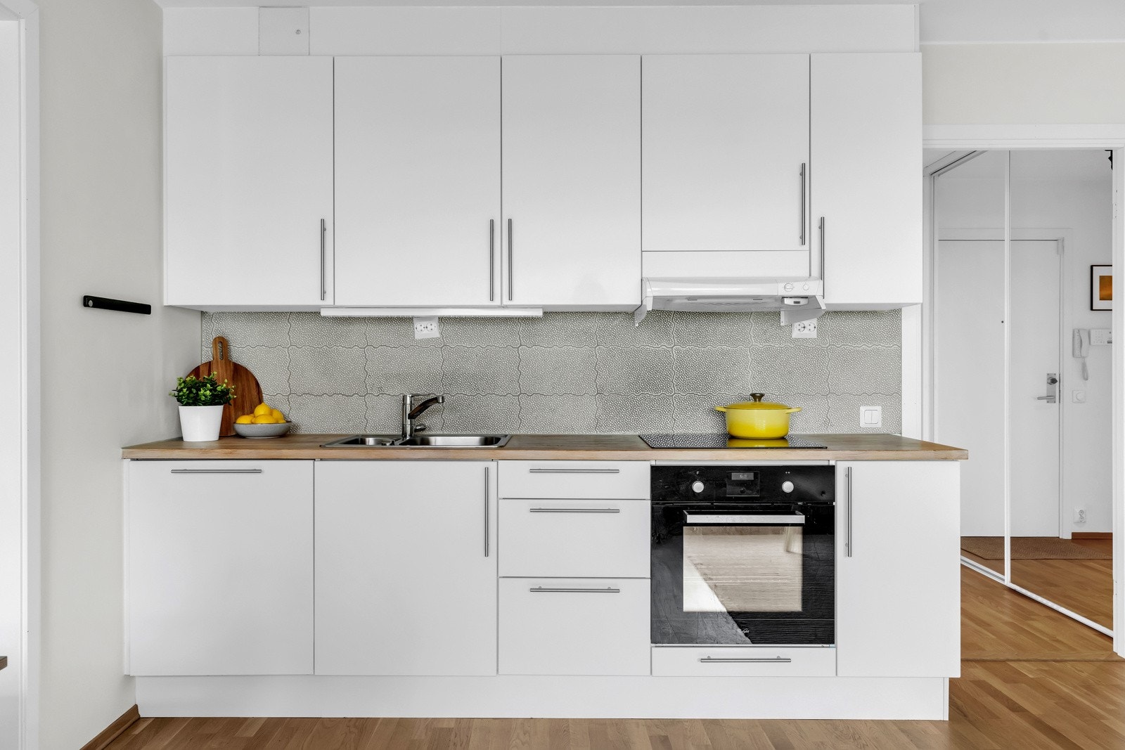 Stekeovn, nedfelt Induksjonstopp, oppvaskmaskin, kjøl og frys er integrert i innredningen. Galleribilde