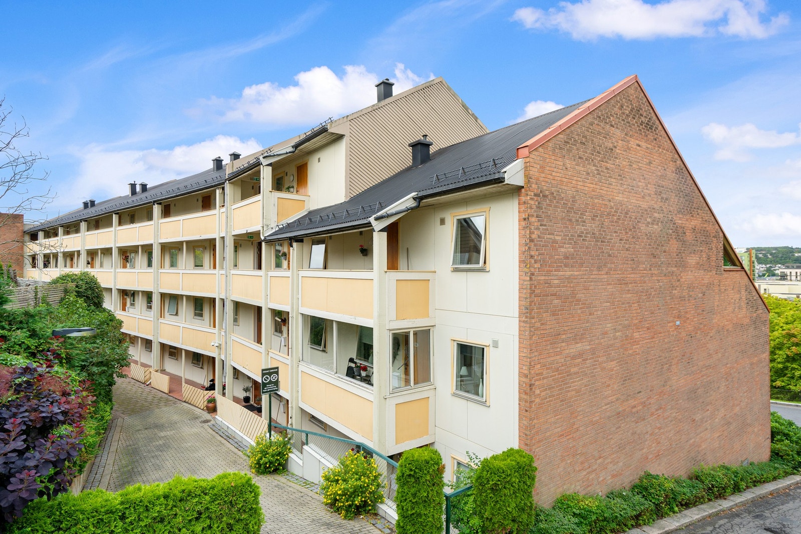 Tomten er opparbeidet med brosteinsbelagte gangveier og diverse beplatning Galleribilde