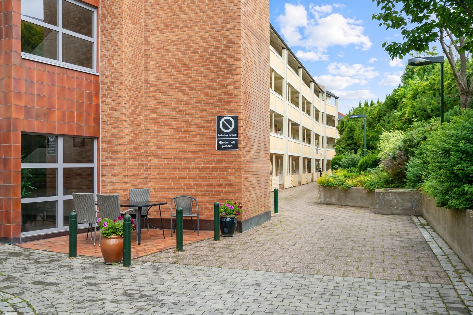 Borettslaget har flere fine uteplasser Galleribilde