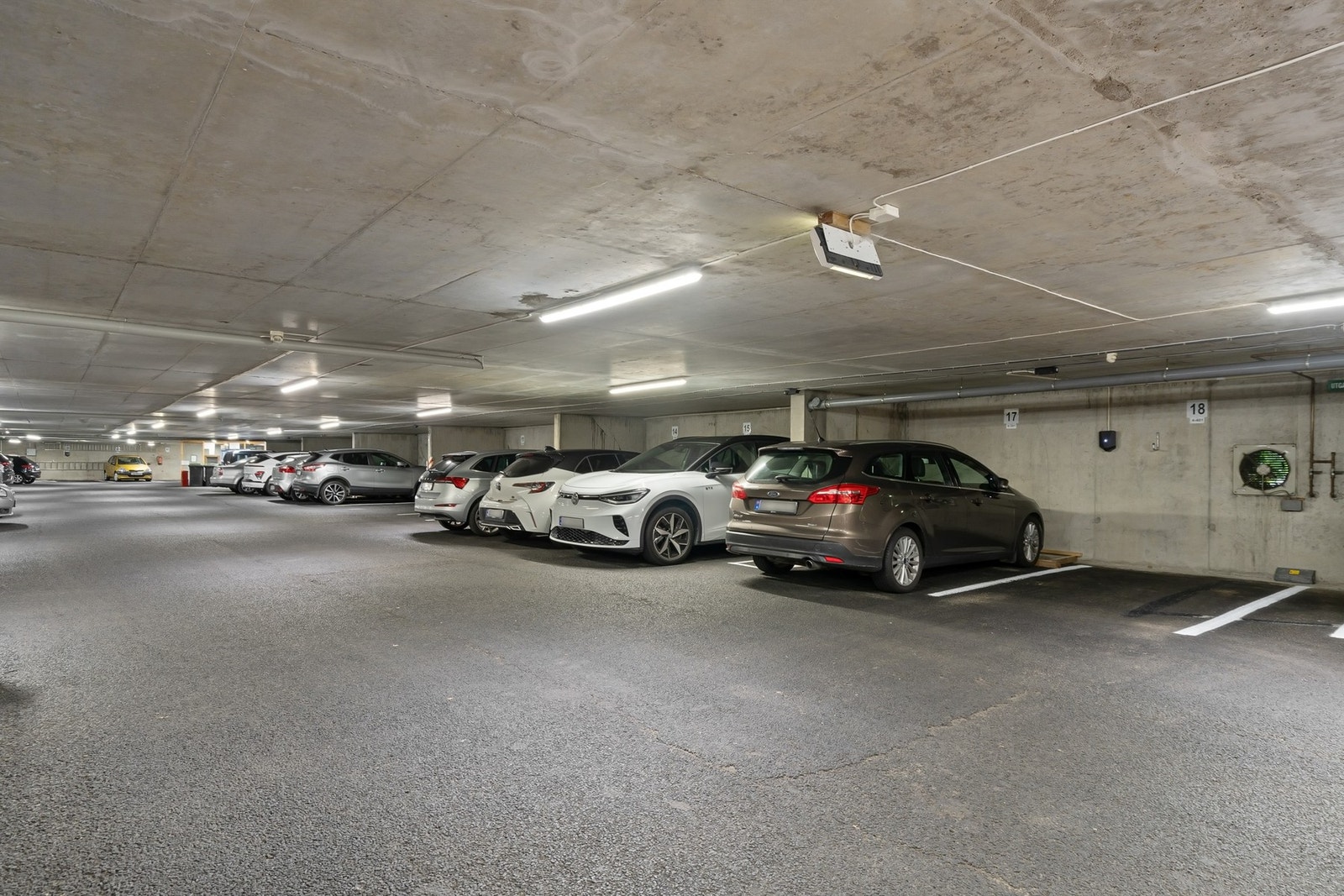 Parkering i felles garasjeanlegg i kjelleren Galleribilde