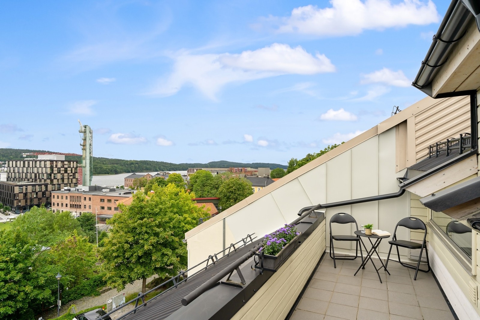 Balkongen er på 9 kvm og vender mot vest Galleribilde