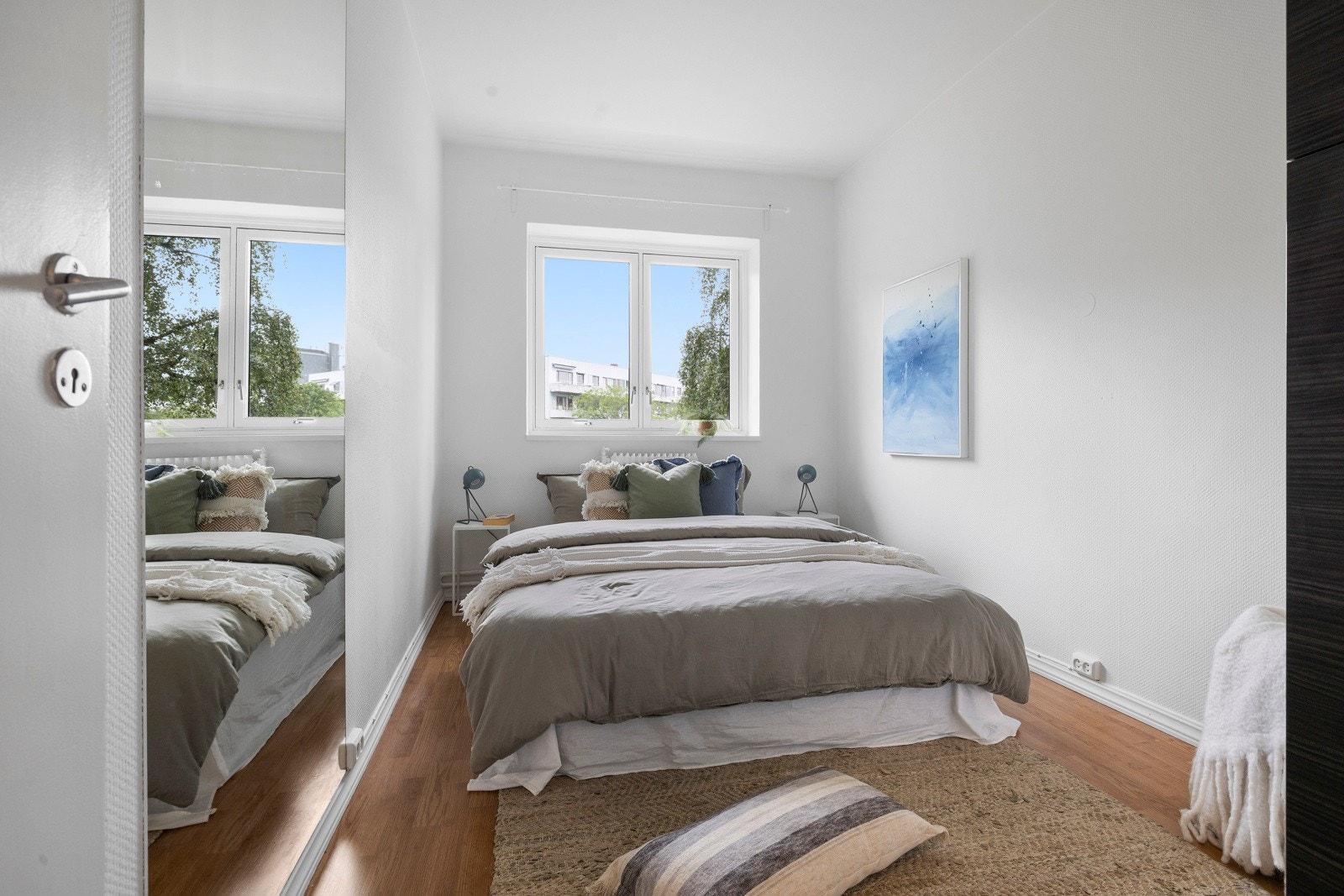 Soverom med plass til dobbeltseng, nattbord og tilhørende garderobeskap. Galleribilde