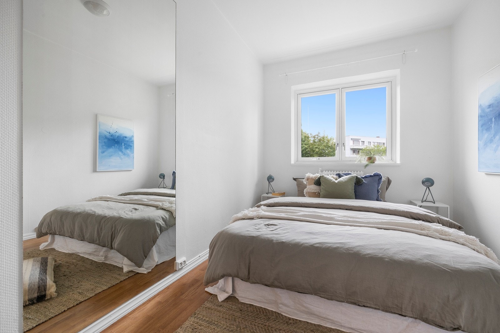 Soverom med plass til dobbeltseng, nattbord og tilhørende garderobeskap. Galleribilde