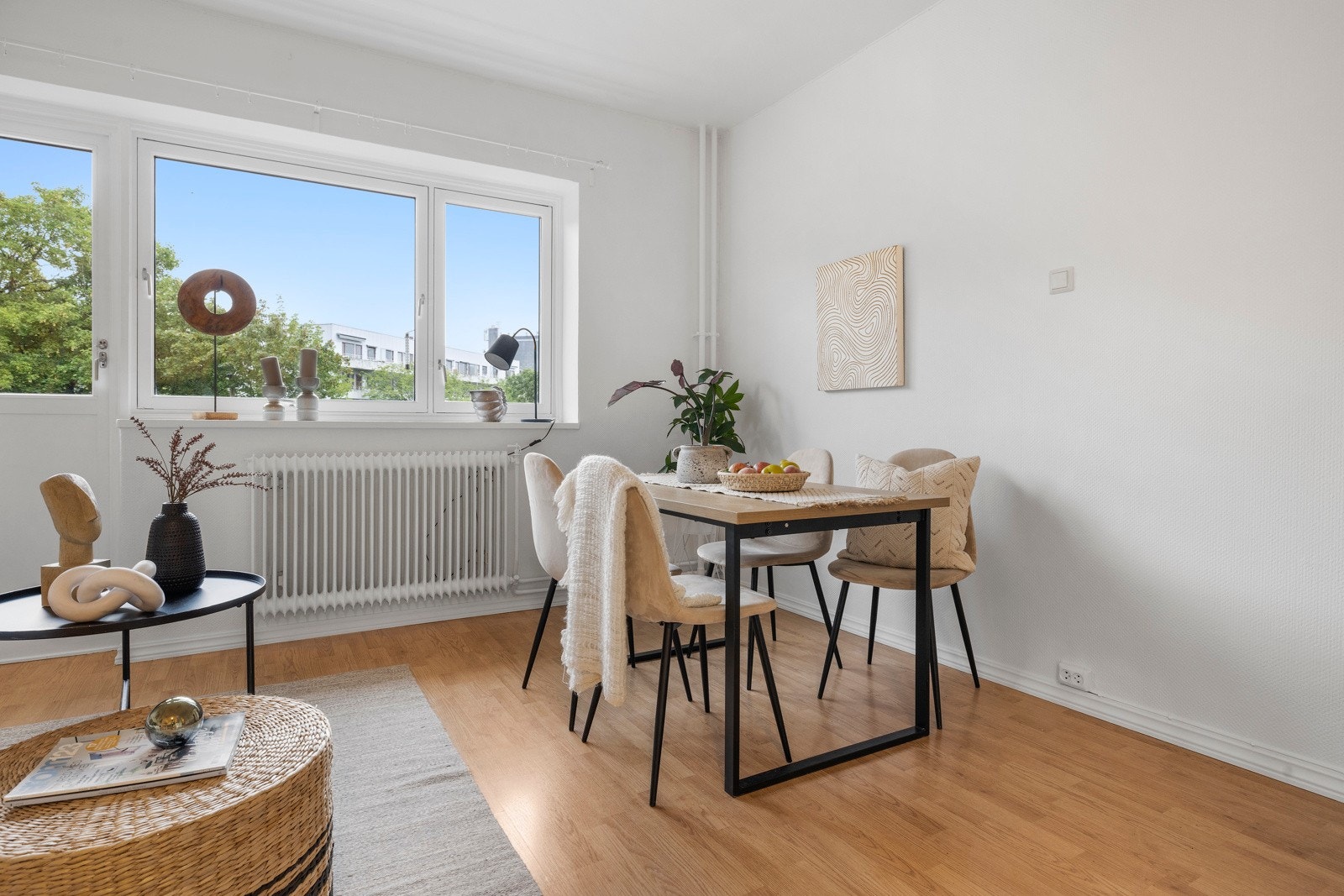 Stuen fremstår lys, luftig og tidsmessig utført. Galleribilde