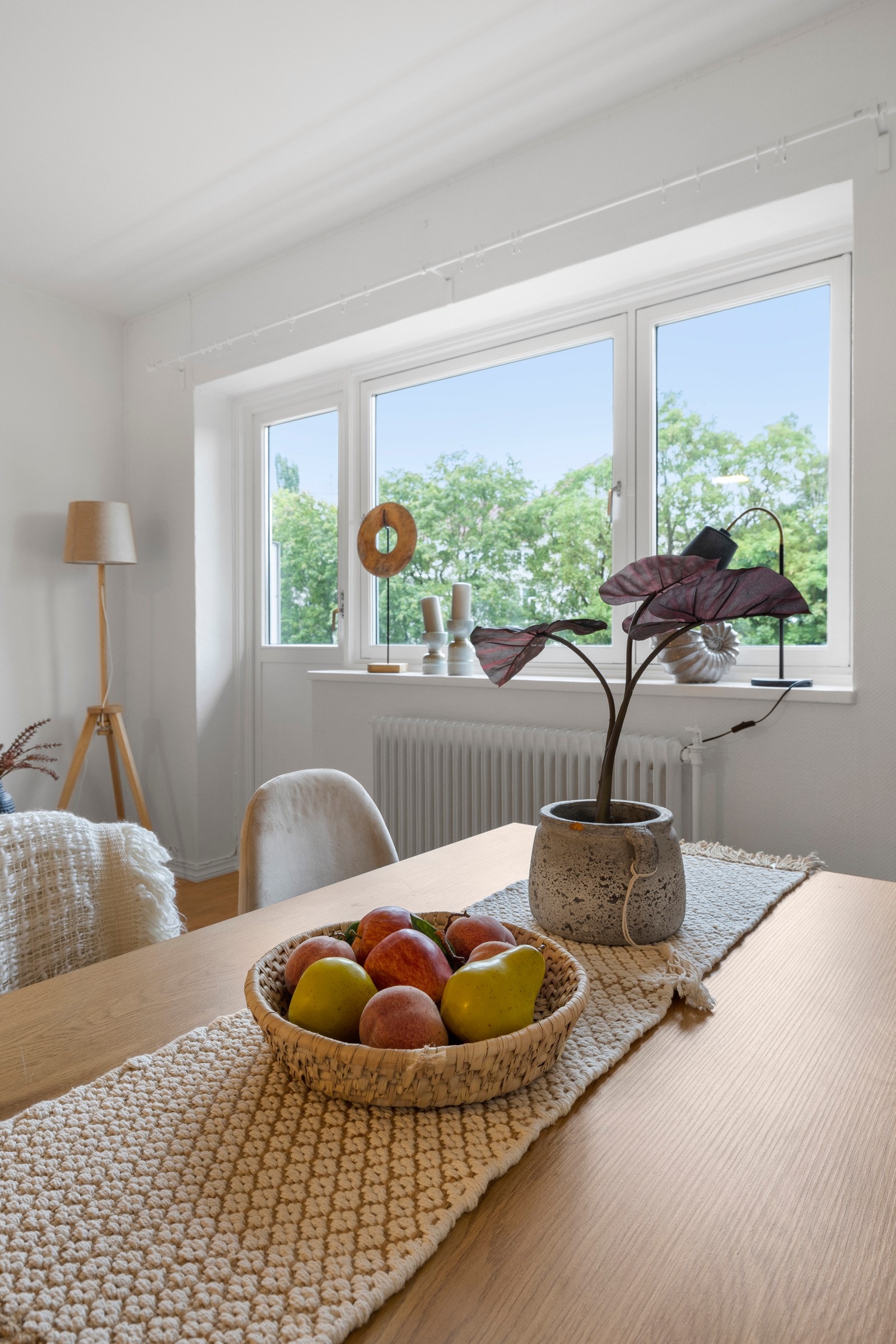 Store vindusflater slipper rikelig med naturlig lys inn og skaper en hyggelig atmosfære. Galleribilde