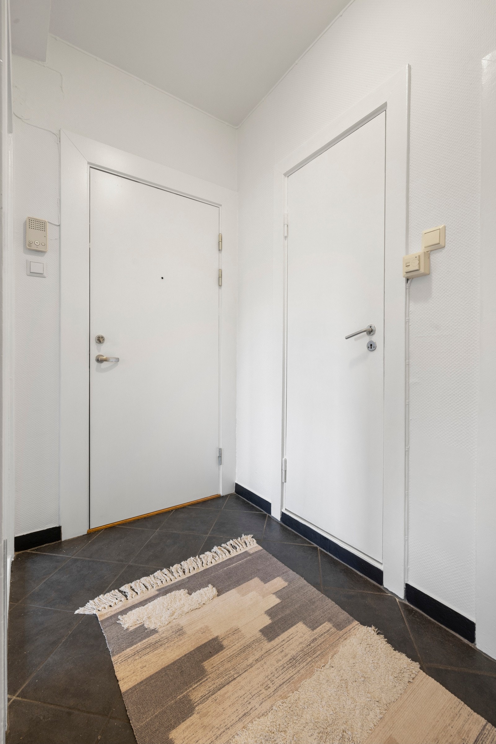 Entré med tilgang til praktisk kott Galleribilde