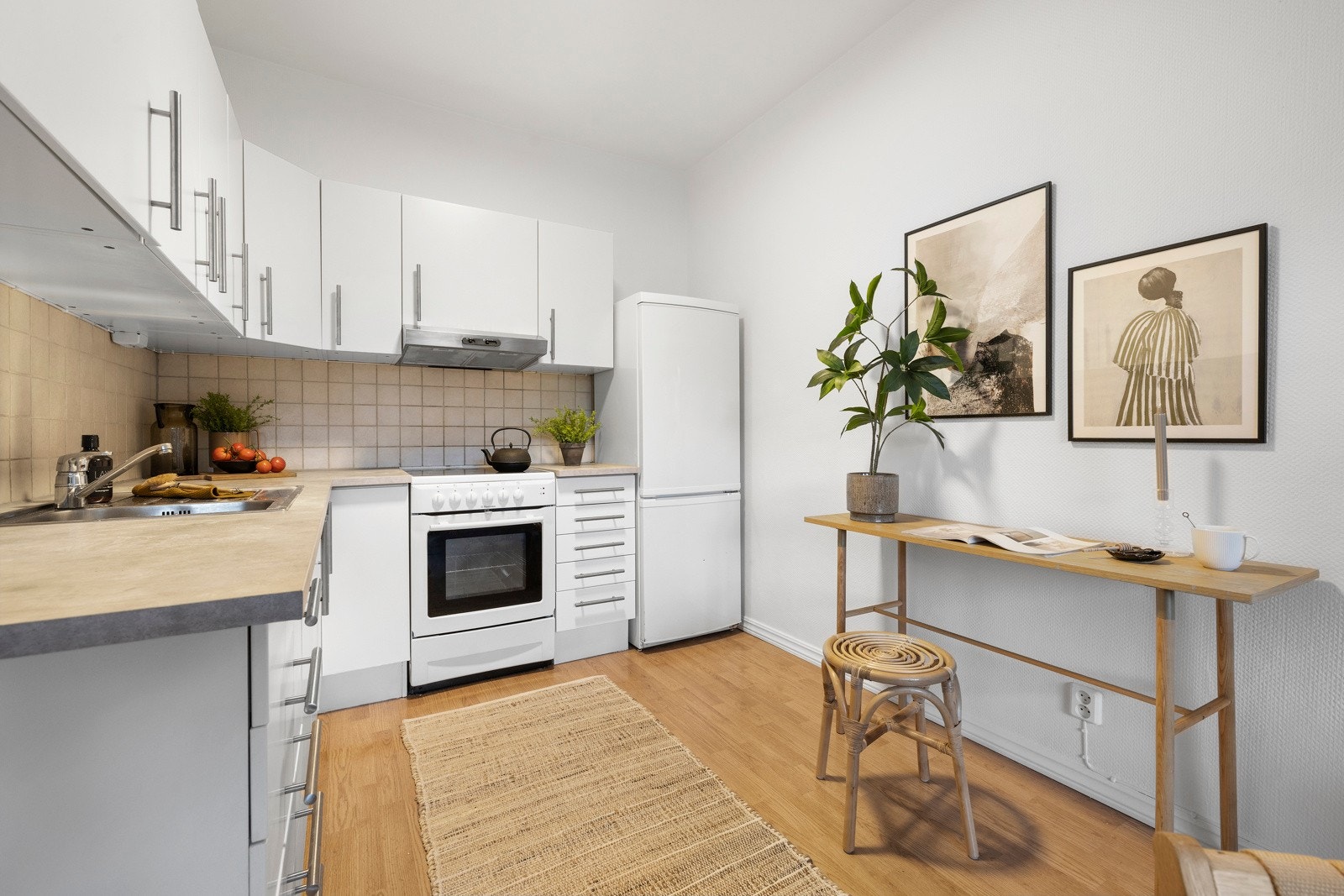 Praktisk kjøkken med mye skap- og benkeplass. Galleribilde