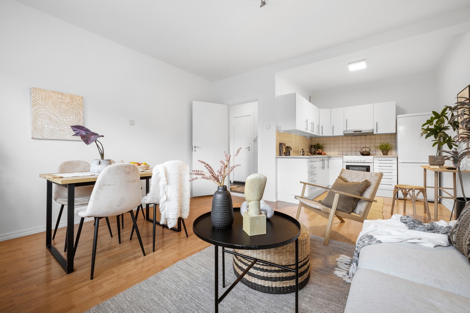 Stue med åpen kjøkkenløsning. Galleribilde