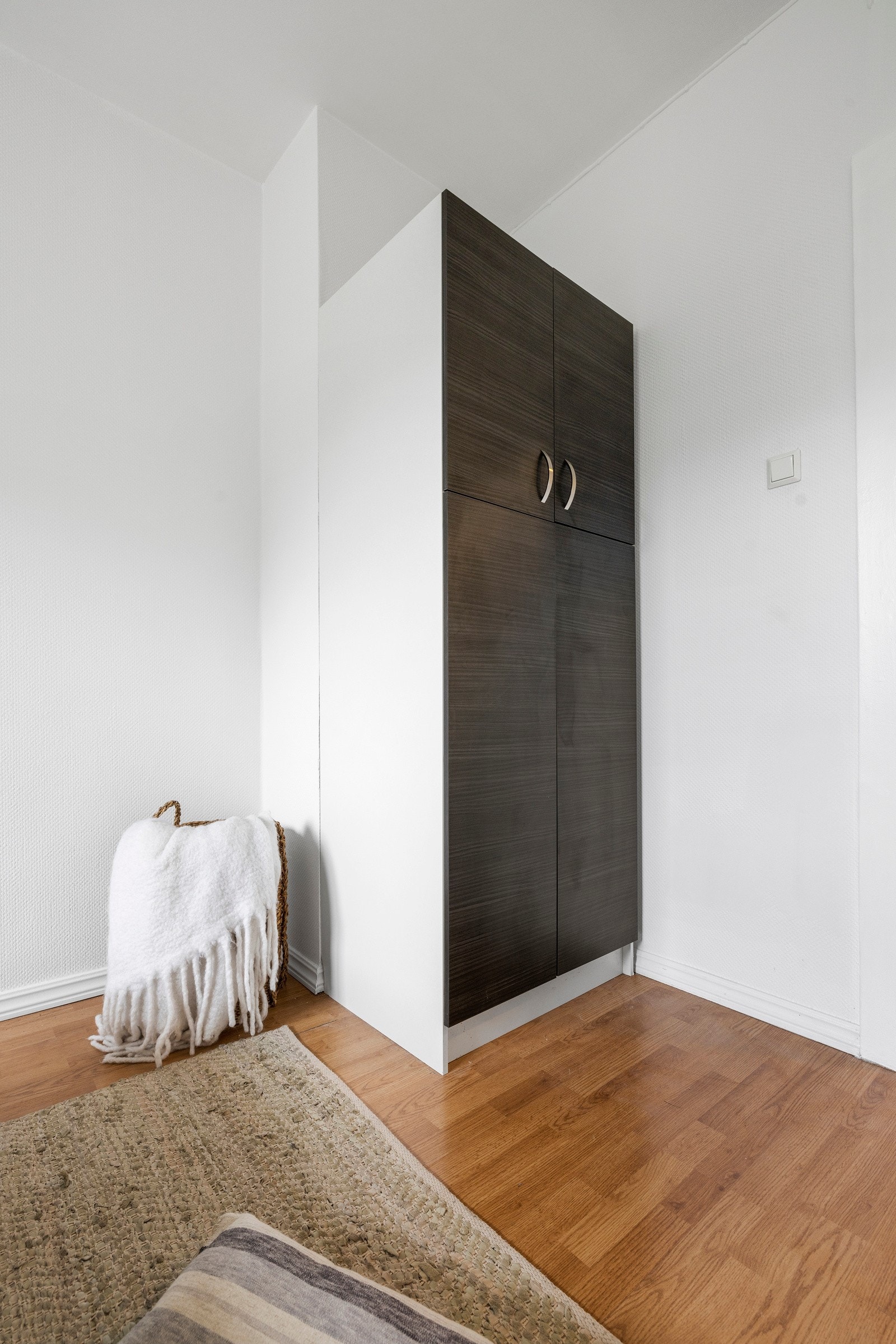 Soverom med plass til dobbeltseng, nattbord og tilhørende garderobeskap. Galleribilde