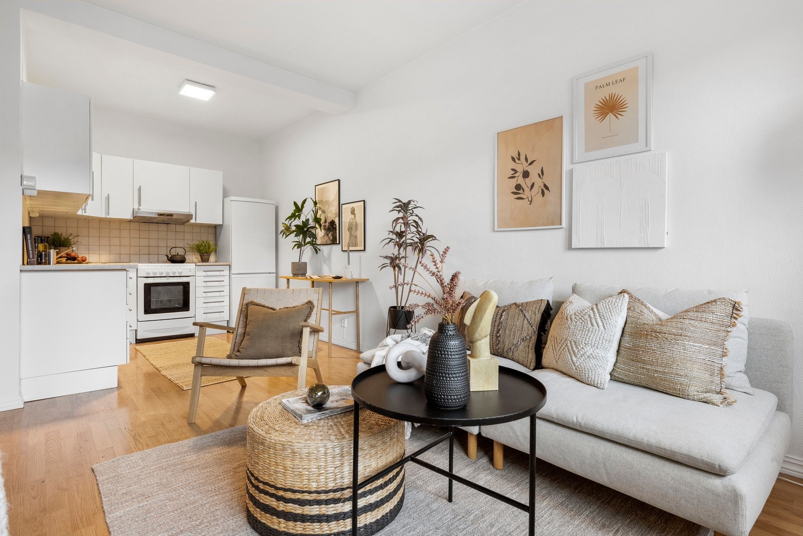 God plass til sofa- og spisegruppe i stuen. Galleribilde