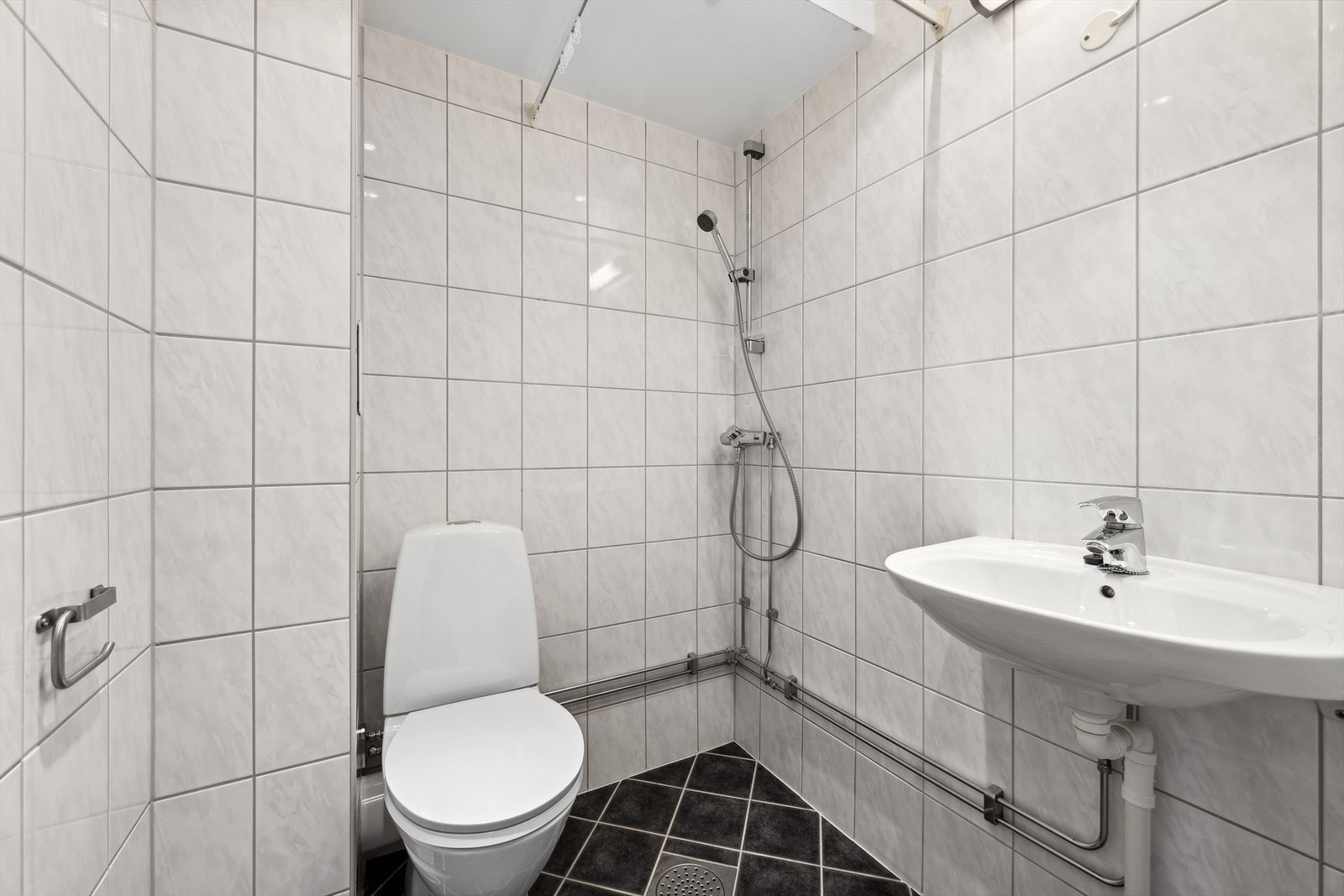 Badet ble renovert i regi av borettslaget i 2011. Det ble da lagt ny membran, skiftet sluk og støpt nytt gulv med varmekabler. Fremkommer med tidløse fliser i vegg- og gulvflater og downlights. Galleribilde