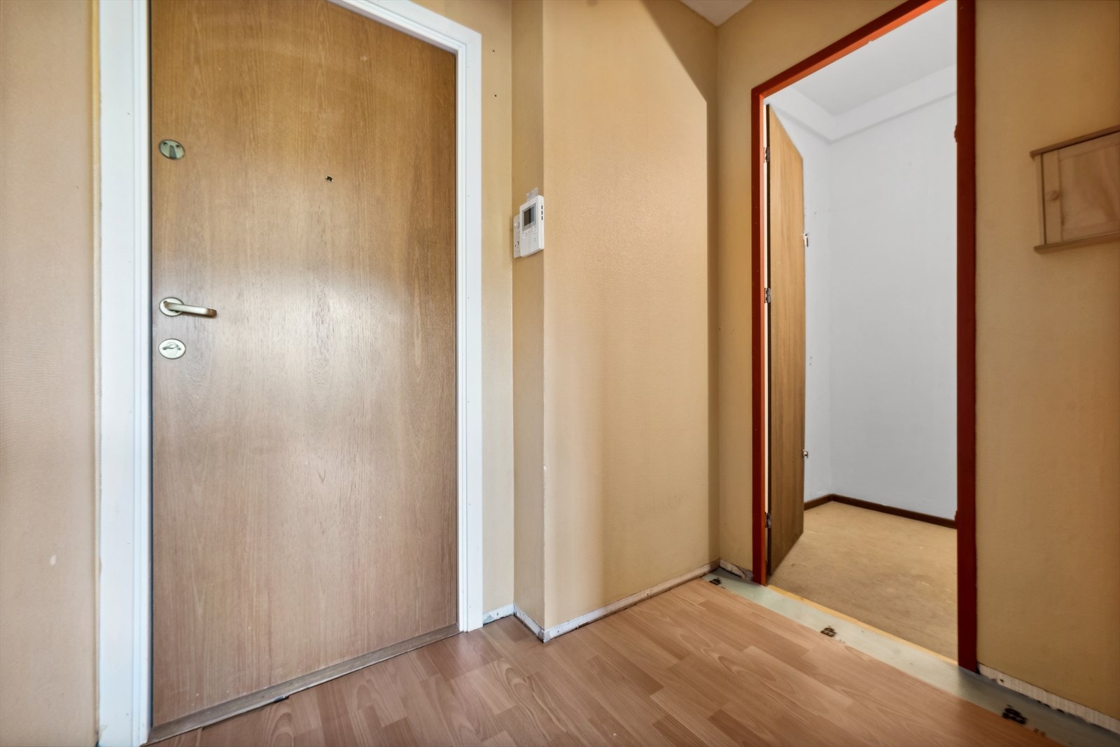 Når du trer inn i boligen, møtes du av en luftig og lys entré. Galleribilde
