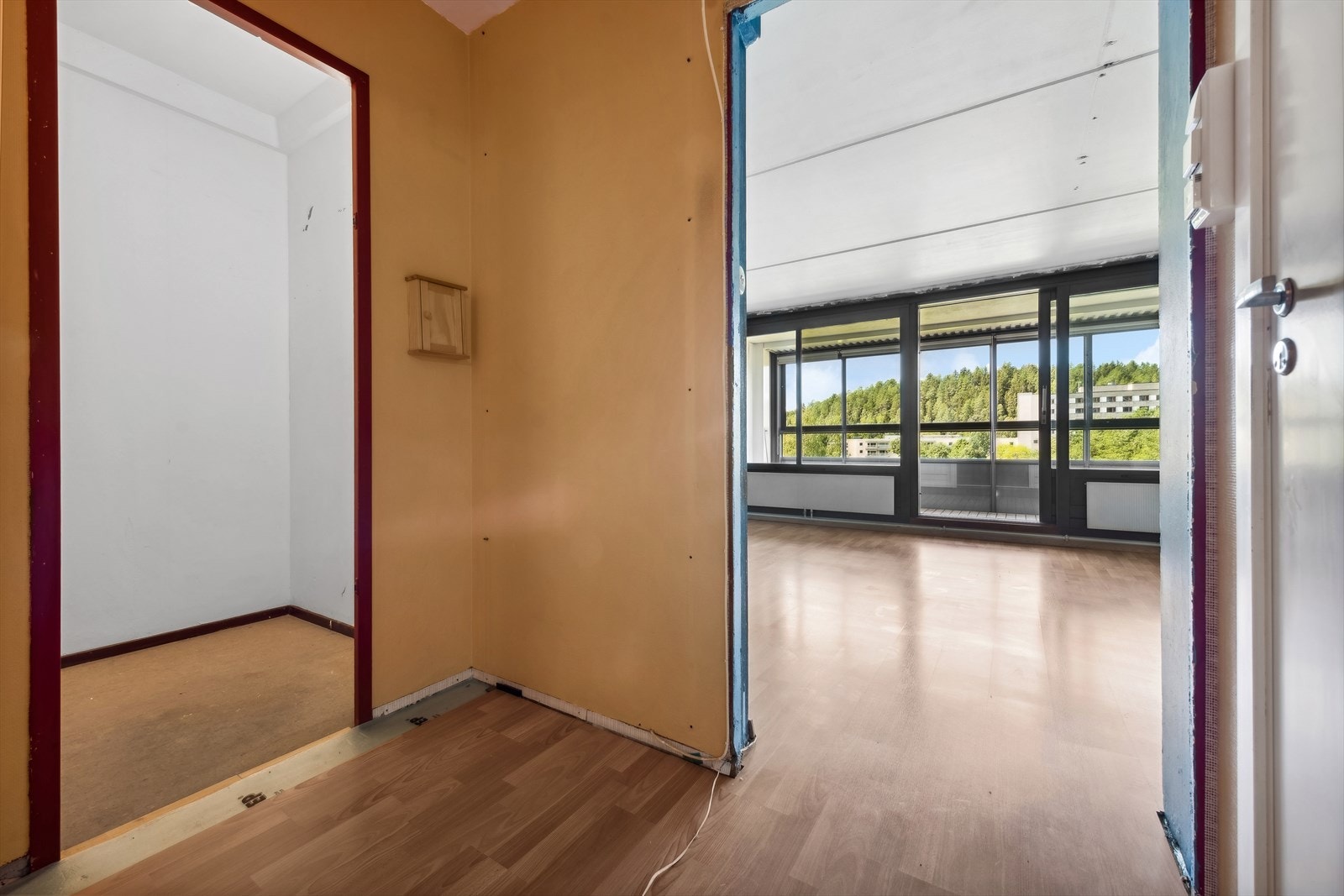 Hjemmet fremstår med laminatgulv, malte panel plater på vegg- og takflater. Galleribilde