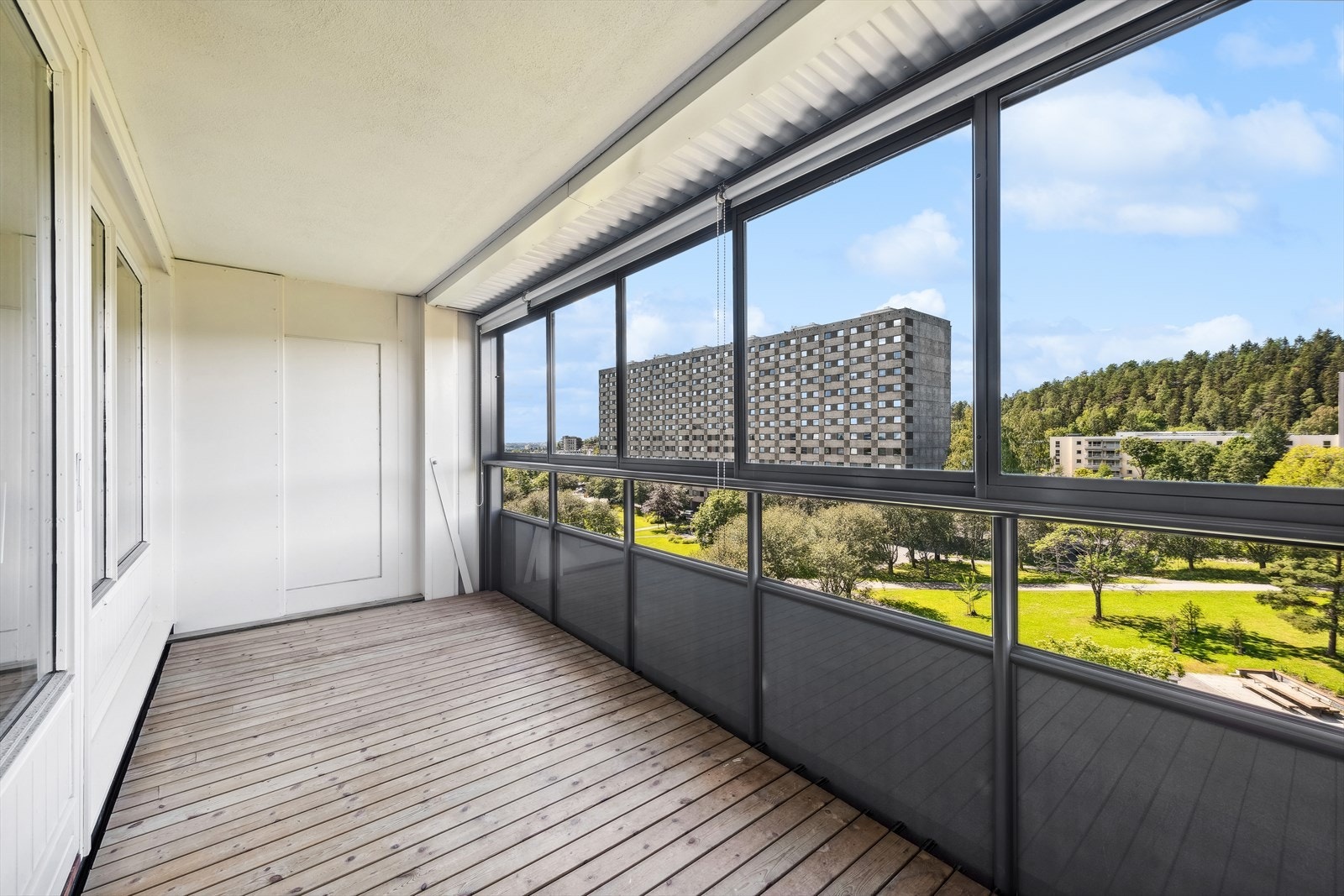 Det oppleves som en forlengelse av rommet med innglasset balkong på Ca. 10 m². Galleribilde