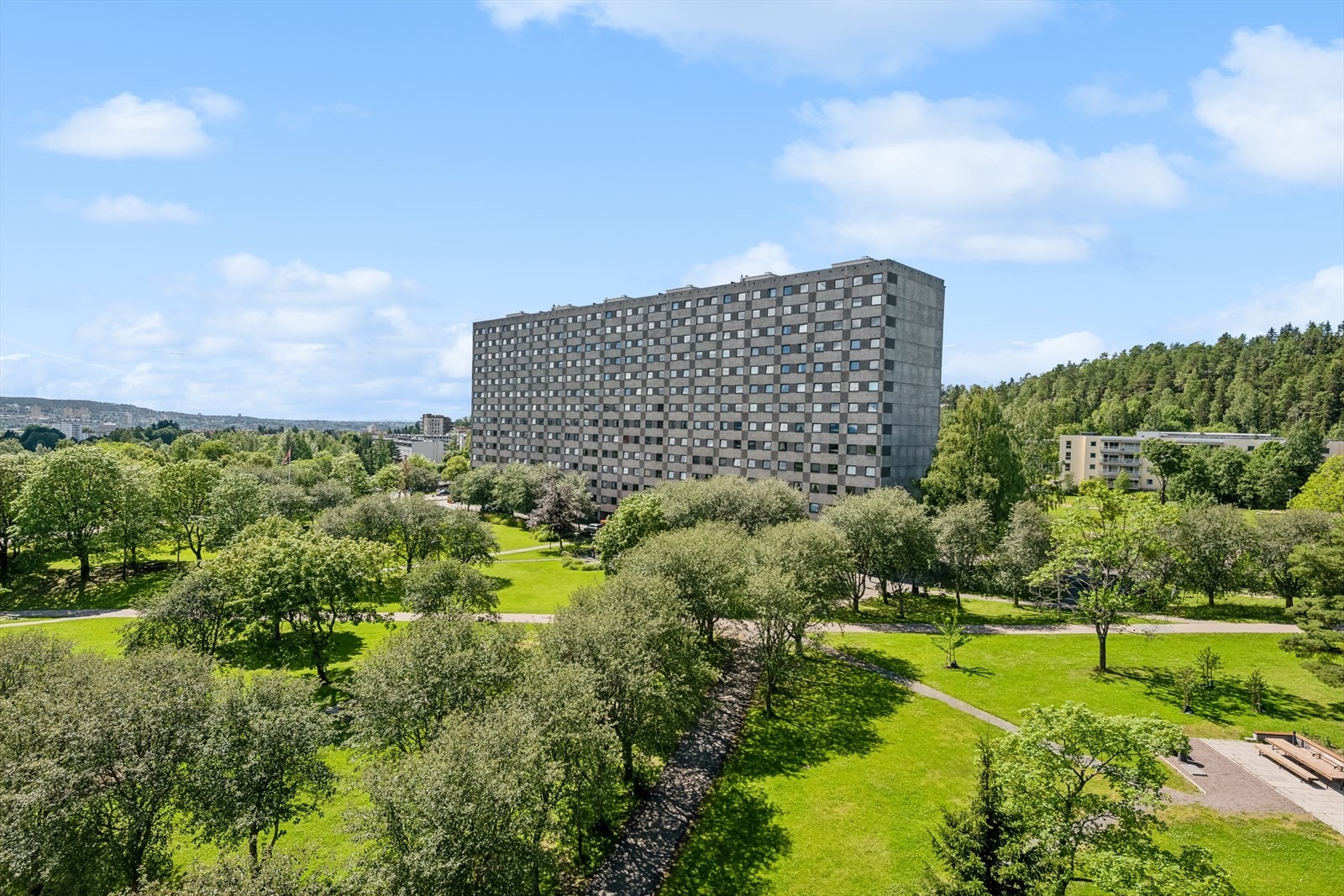 Leiligheten har en upåklagelig utsikt mot det grønne nærområdet. Galleribilde