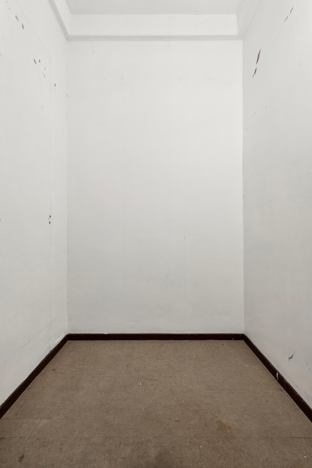 Fra entréen er det inngang til boden som byr på gode oppbevaringsmuligheter. Galleribilde
