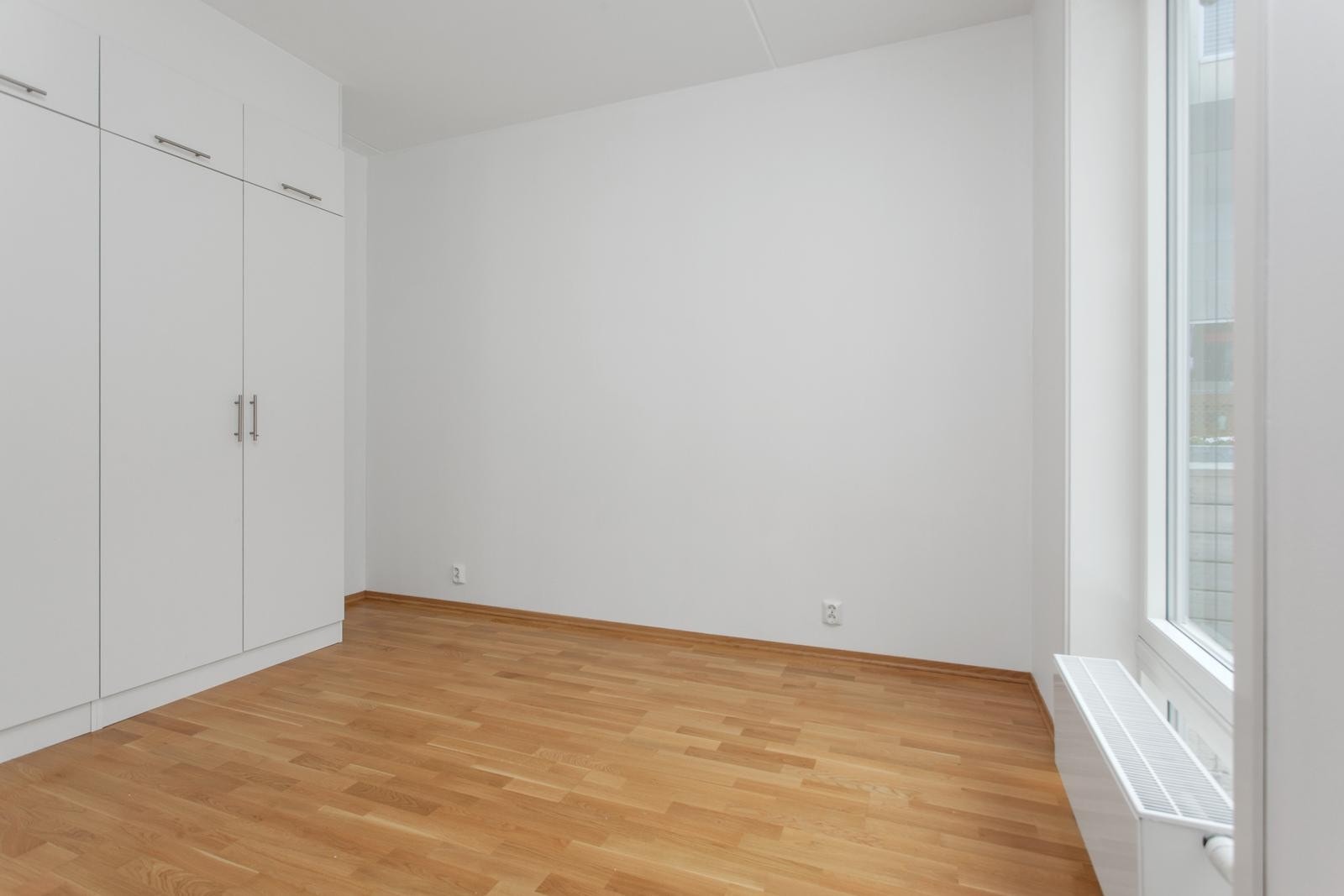 Hovedsoverommme fremstår som lyst og romslig. Plass til dobbeltseng Galleribilde