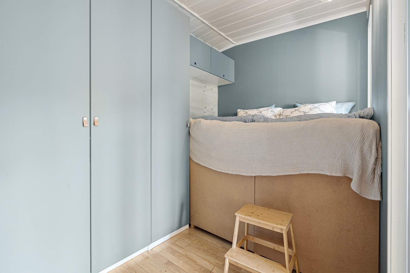 Praktisk og adskilt sovealkove med plass til seng. Galleribilde