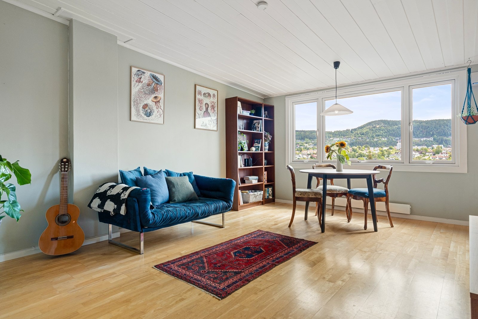 Planløsningen åpner opp for flere møbleringsmuligheter med god plass til sofagruppe, TV-møbler og spisebord med tilhørende stoler. Galleribilde