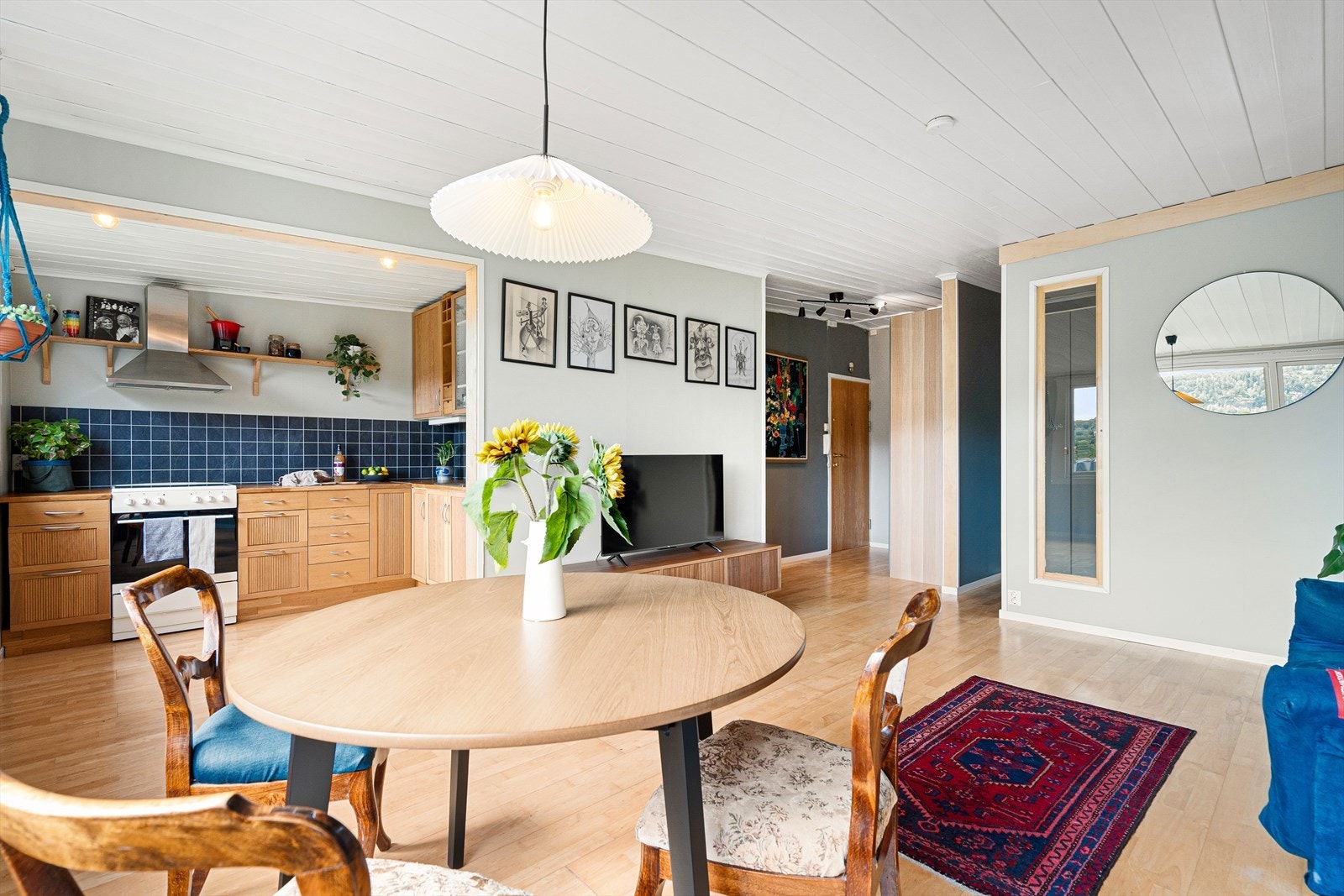 Kjøkkenet er i åpen løsning mot stuen, noe som skaper en hyggelig og sosial atmosfære. Galleribilde